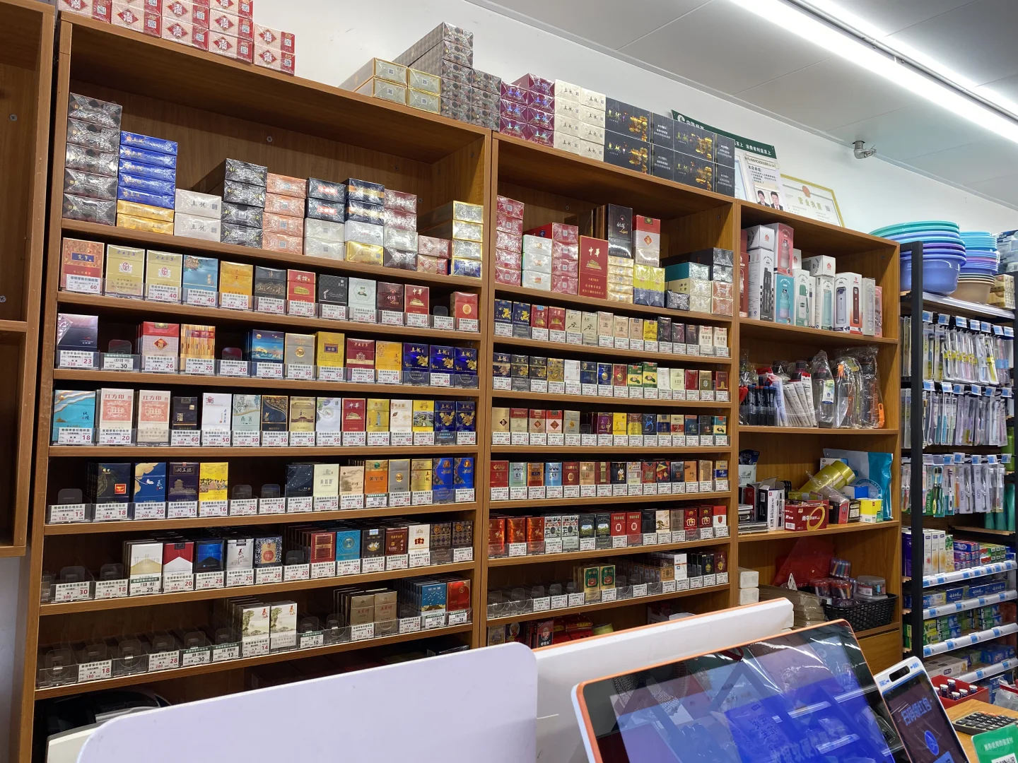 00后护士转行做烟酒便利店
