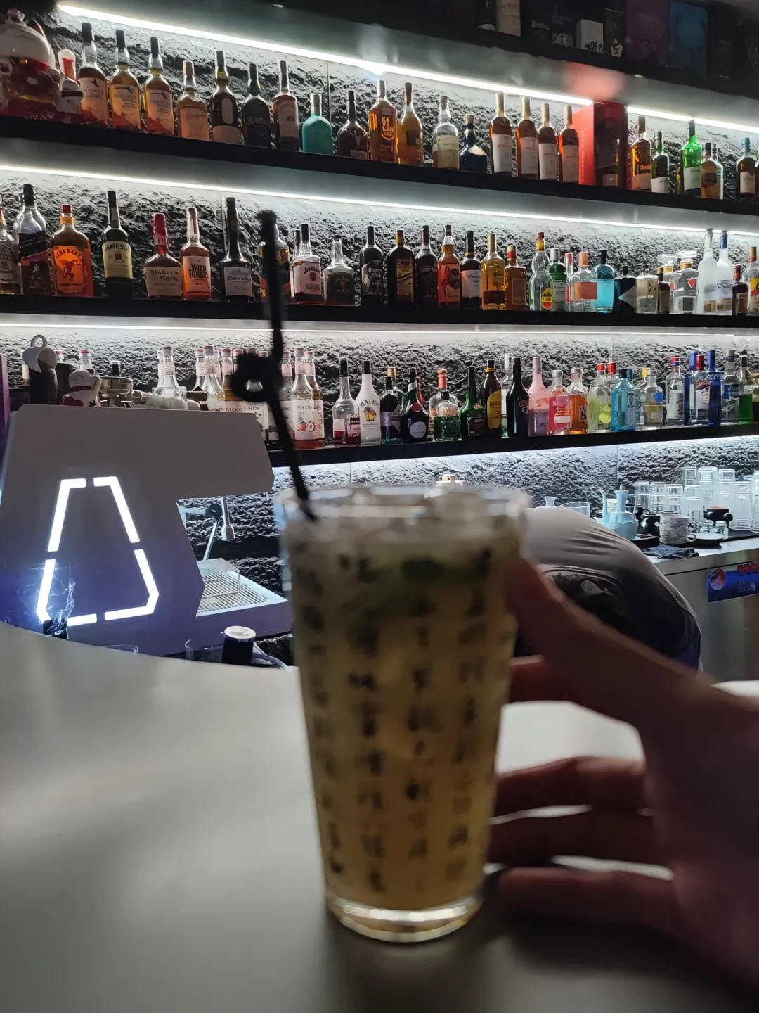酒水品鉴师，保底8000，新兴行业，包吃住