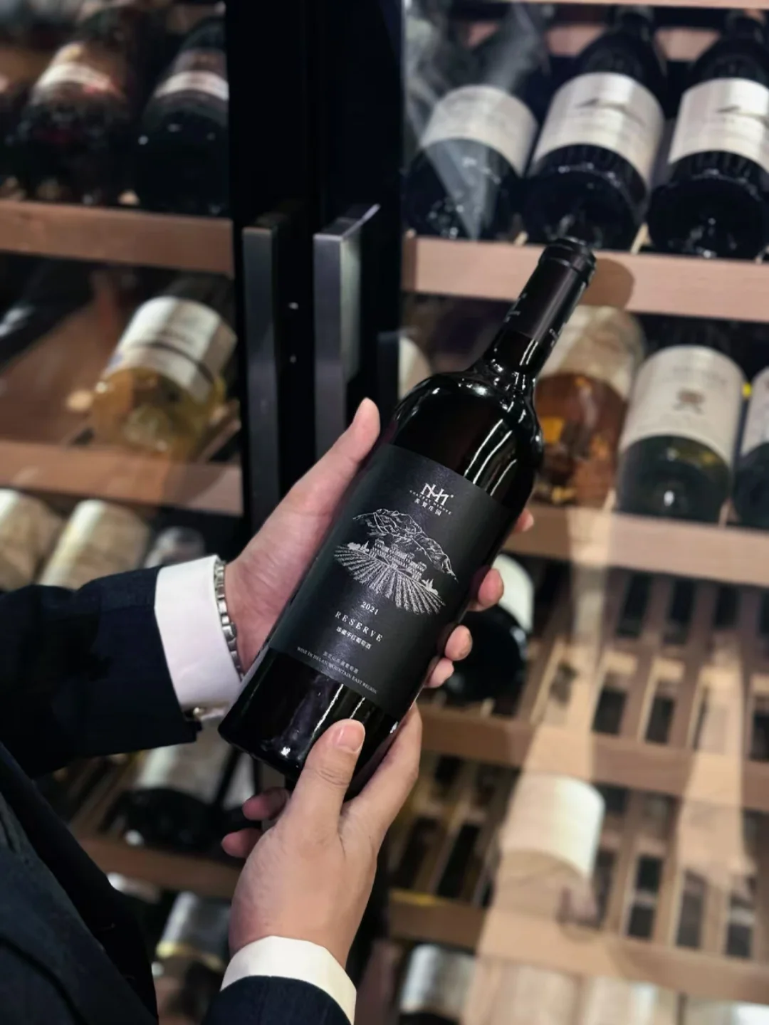 珍藏干红葡萄酒，商务场合的优雅选择