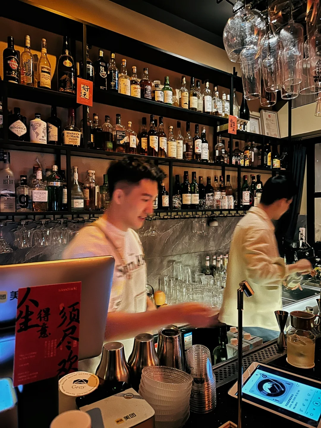 晚上还要“兼职”调酒师?