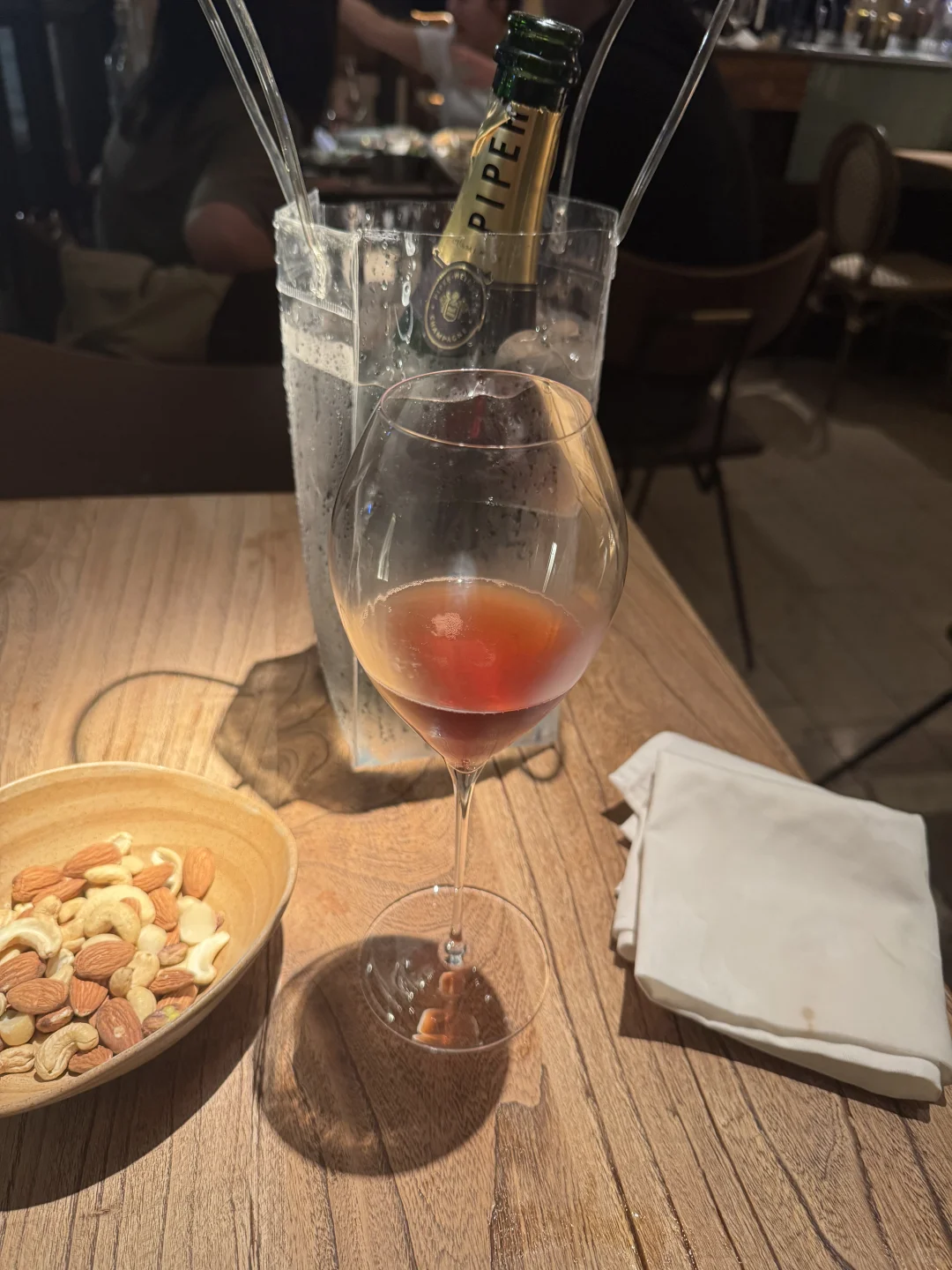 误入满厅客人都是葡萄酒专家的bistro