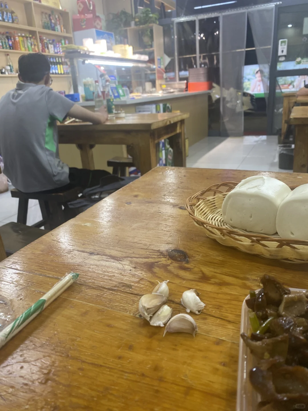 不是哥们儿，你一个小瘦子喝两瓶白酒啊?