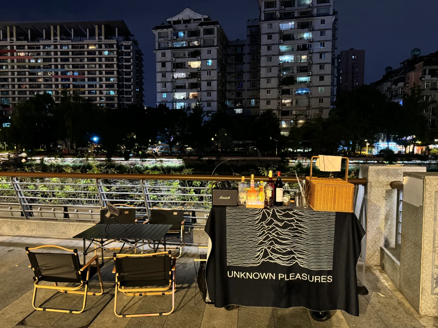带着失业调酒师出来摆摊