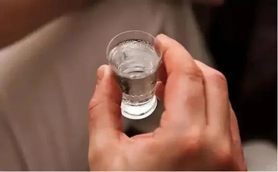 【为啥没人用一次性纸杯喝白酒？】