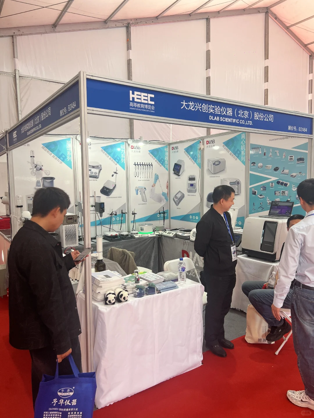 大龙兴创实验仪器展台