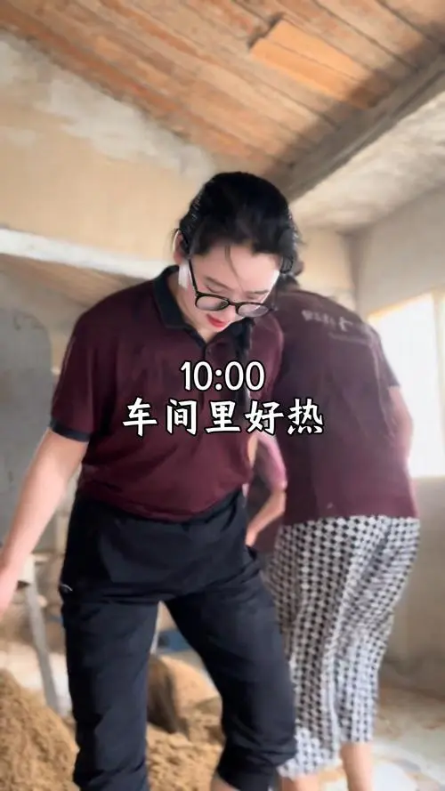 每天踩出10万步！95后女孩光脚踩酒曲引热议