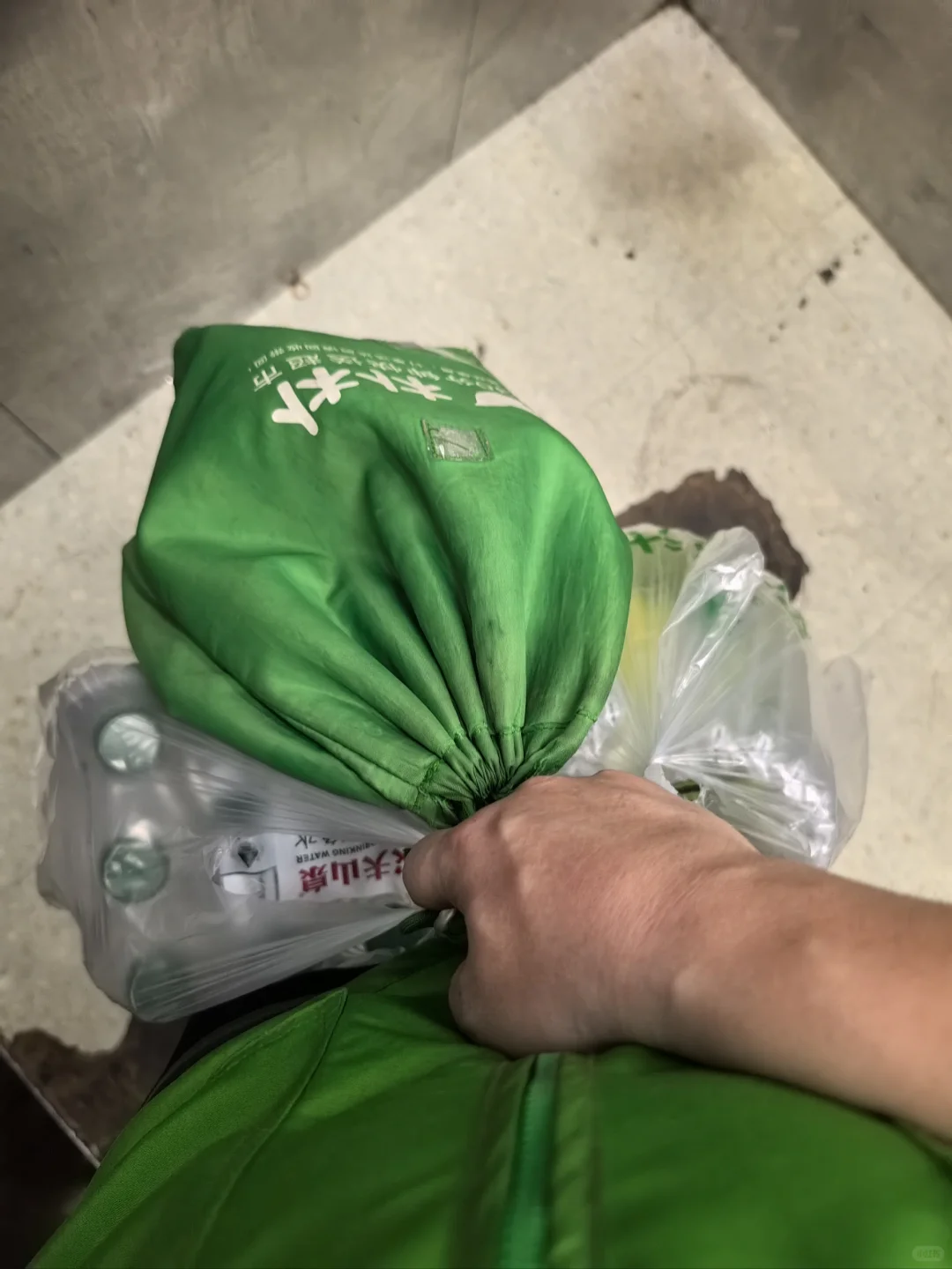 烟酒店老板晚上跑外卖赚房租。