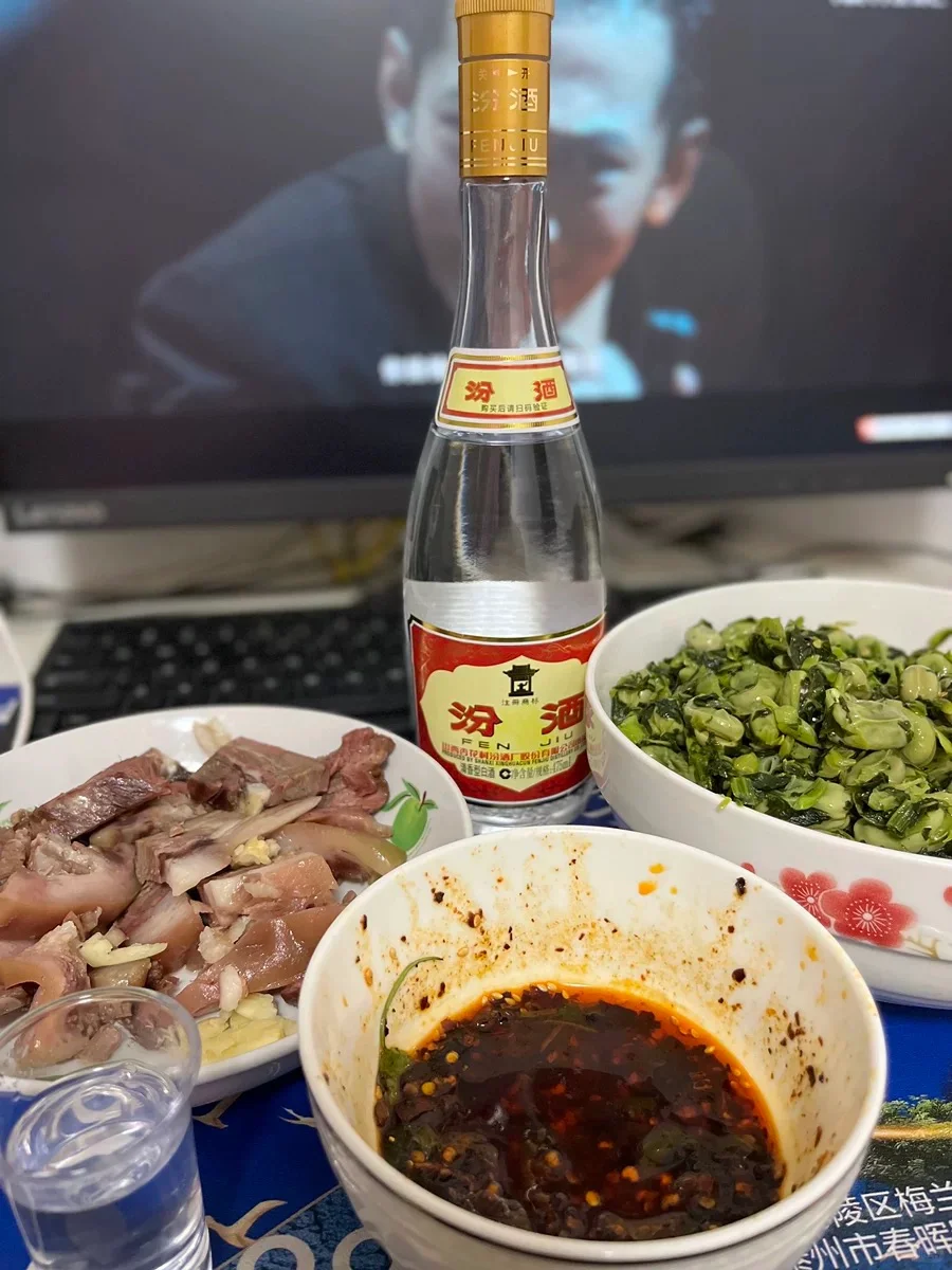 我建议年轻人下班后都应该来一杯白酒…