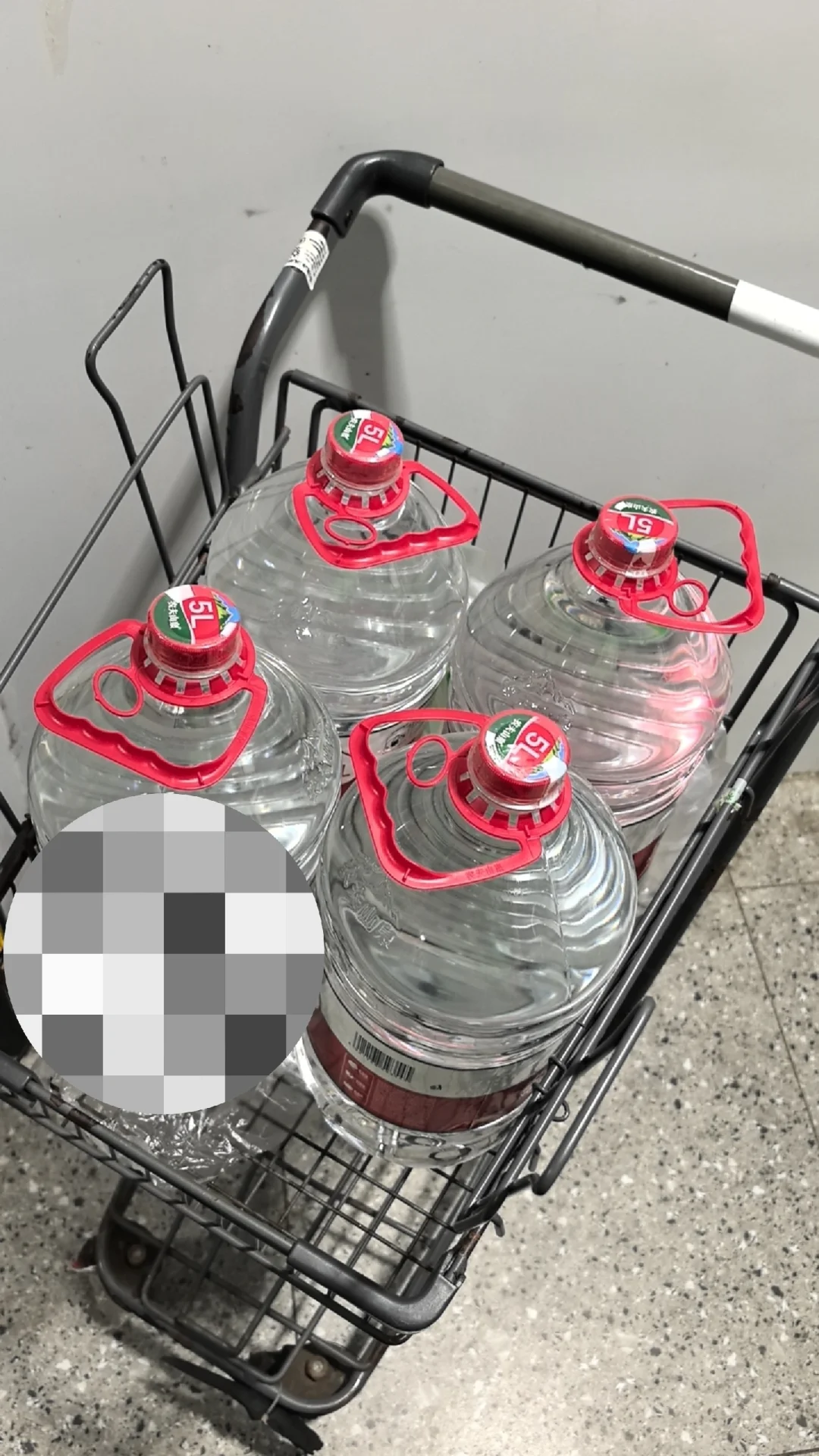 烟酒店老板晚上跑外卖赚房租。