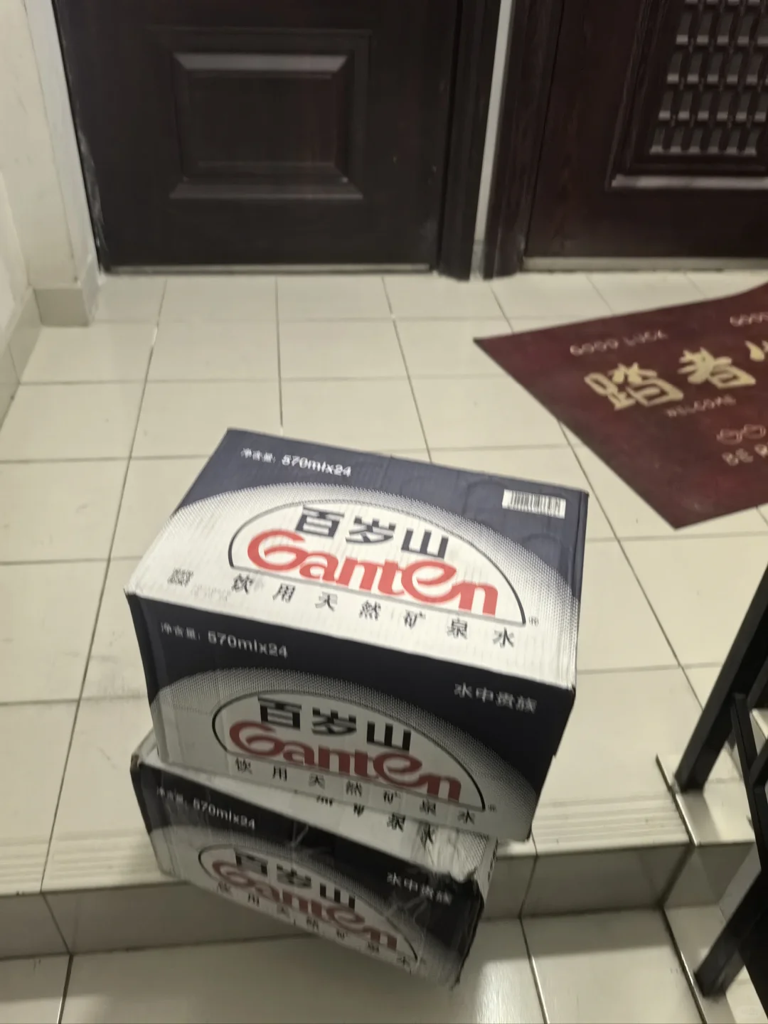 烟酒店老板晚上跑外卖赚房租。
