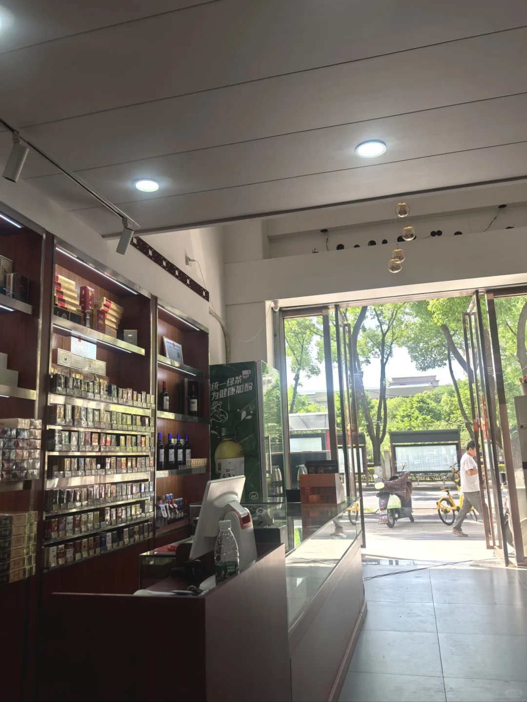 烟酒店老板晚上跑外卖赚房租。