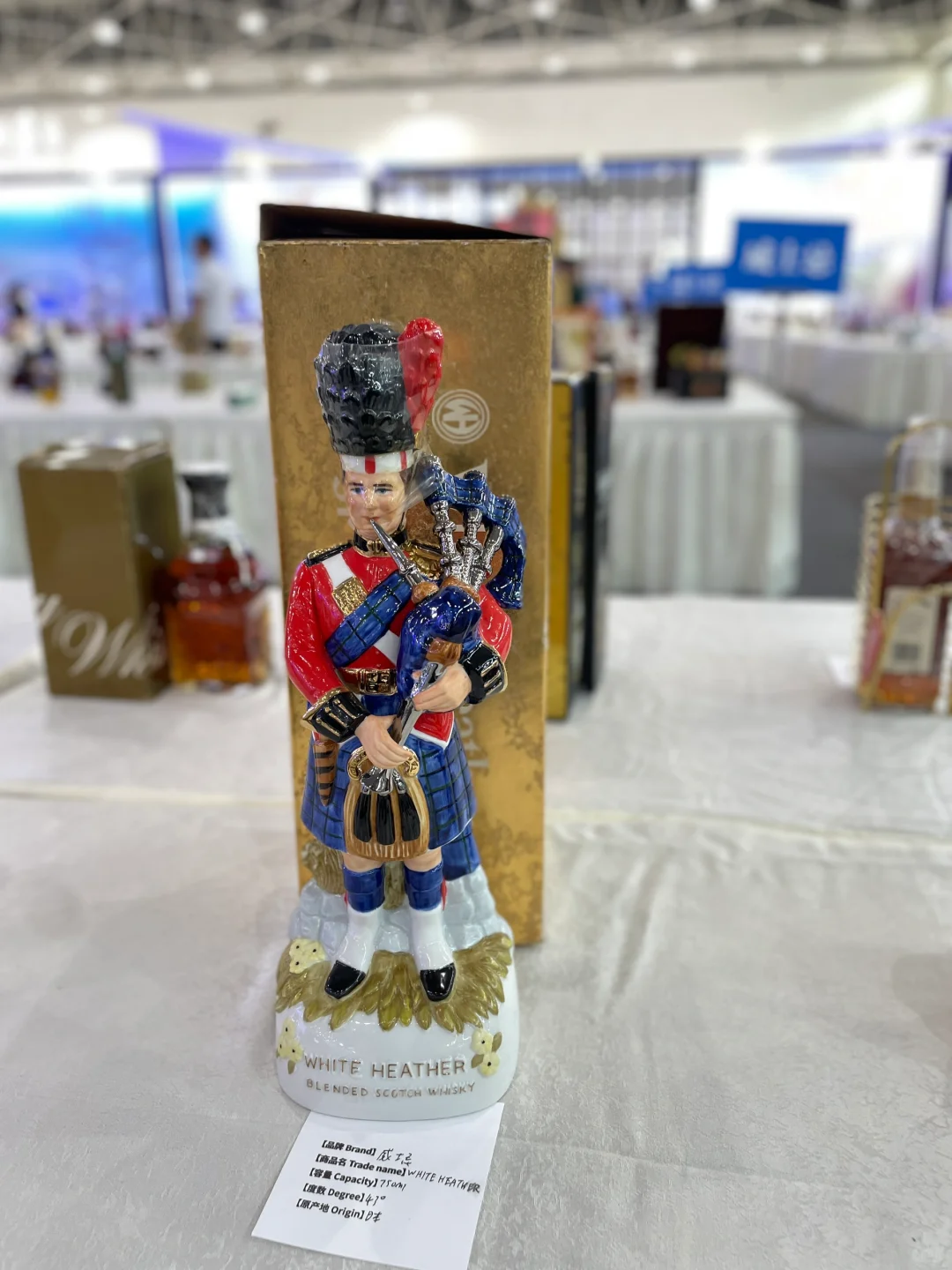 酒博会上奇形怪状的酒瓶