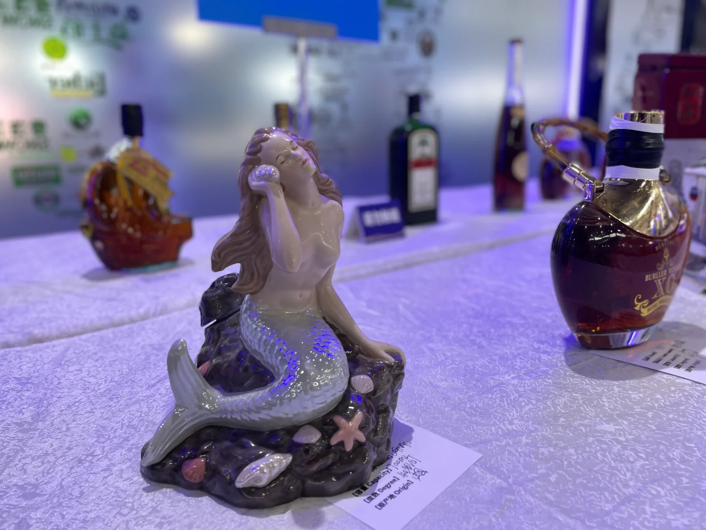 酒博会上奇形怪状的酒瓶