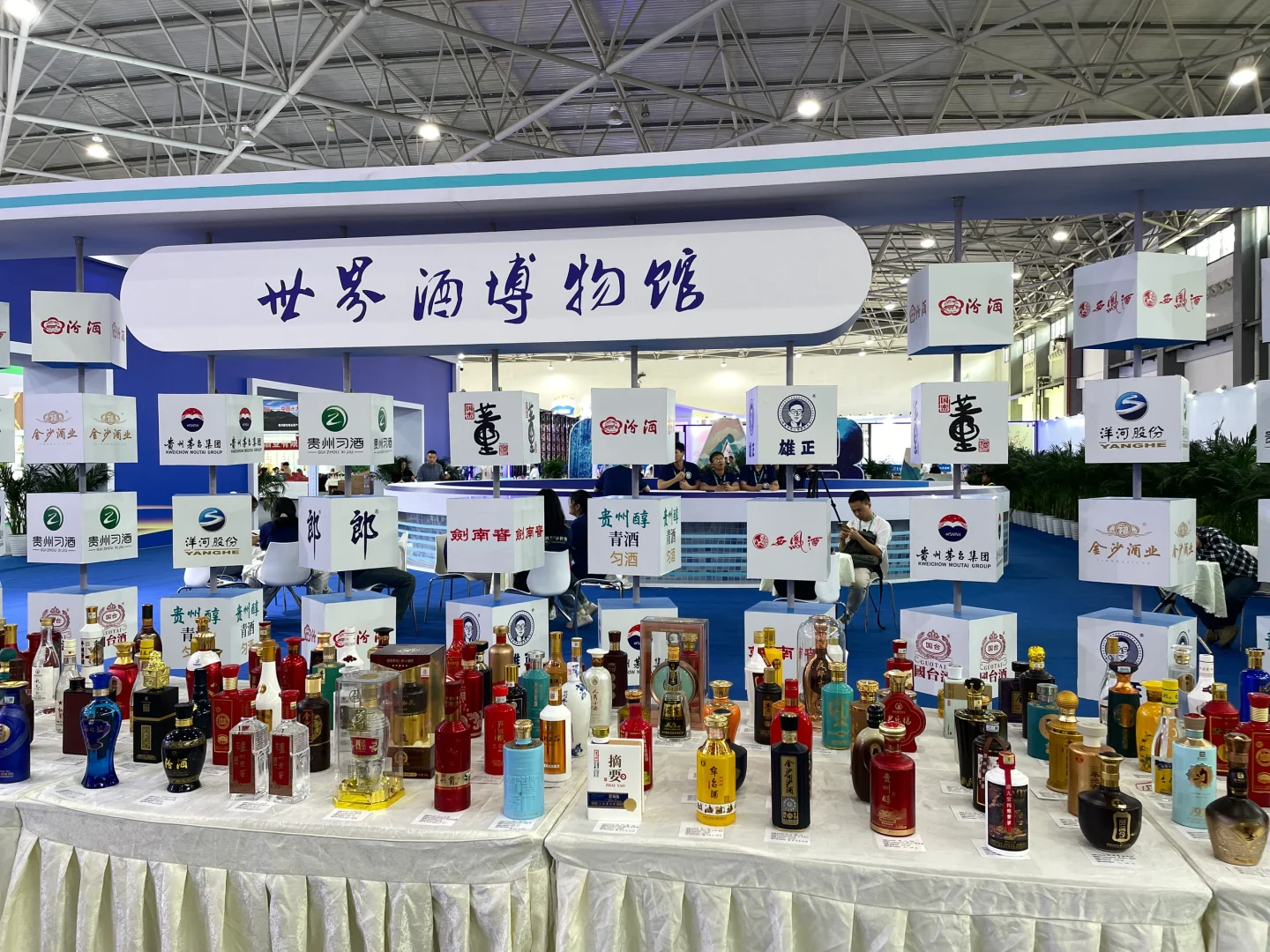 酒博会上奇形怪状的酒瓶