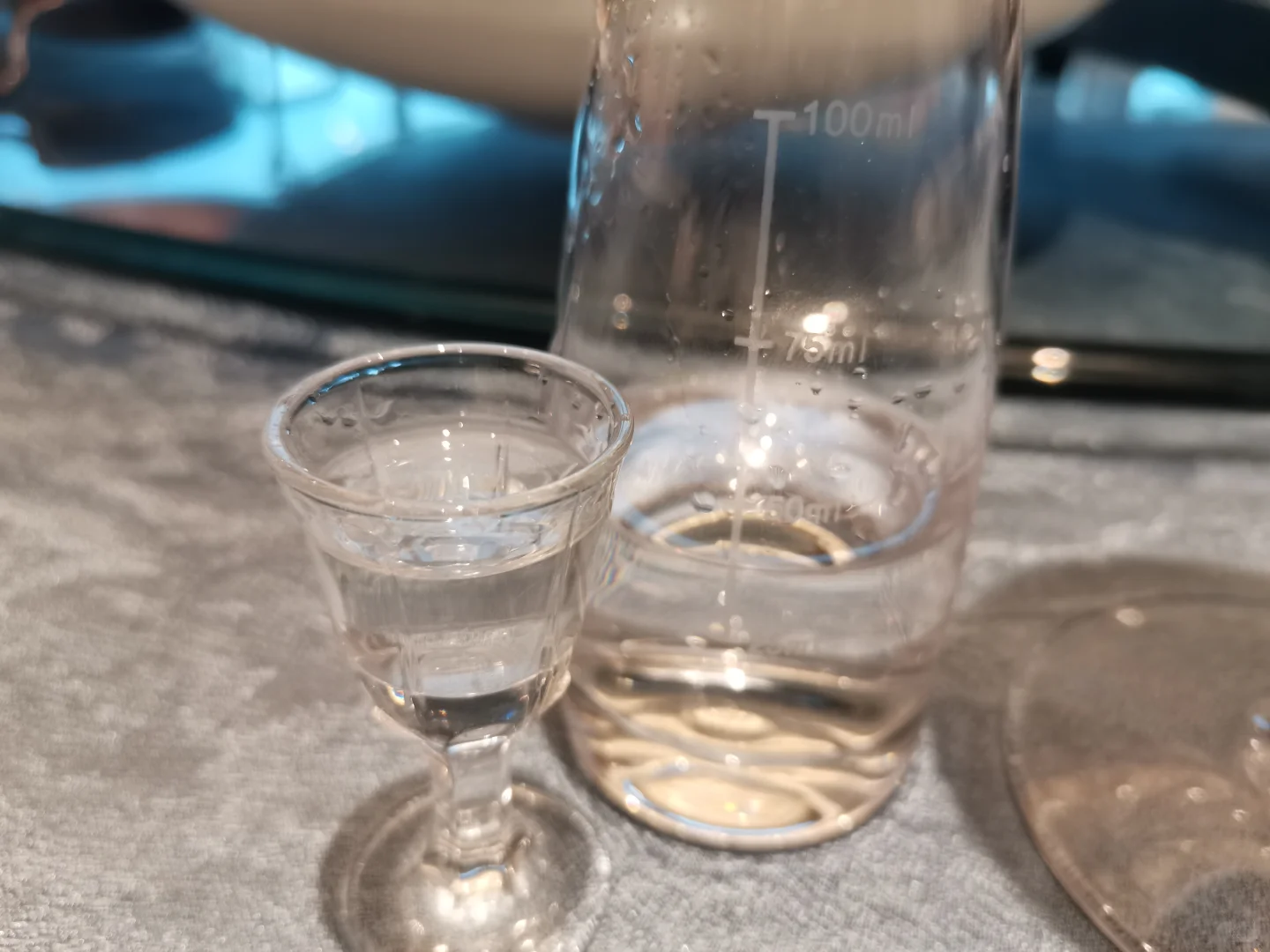 泰晤士小镇夜色配上白酒