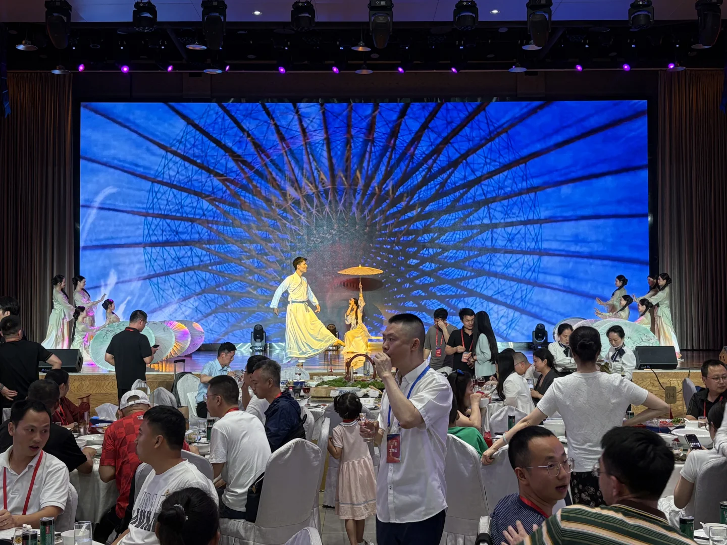 今日泸州老窖股东大会也是尝上好酒了