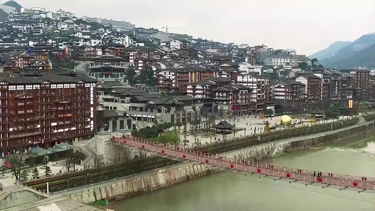 茅台镇有1200多家酒厂。九成根本不产一滴酒