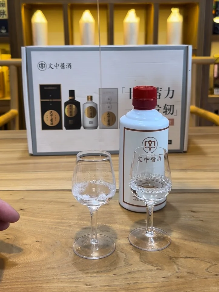 文中酱酒品鉴对比，黑白坛味道有什么不同？