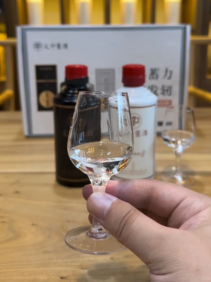 文中酱酒品鉴对比，黑白坛味道有什么不同？