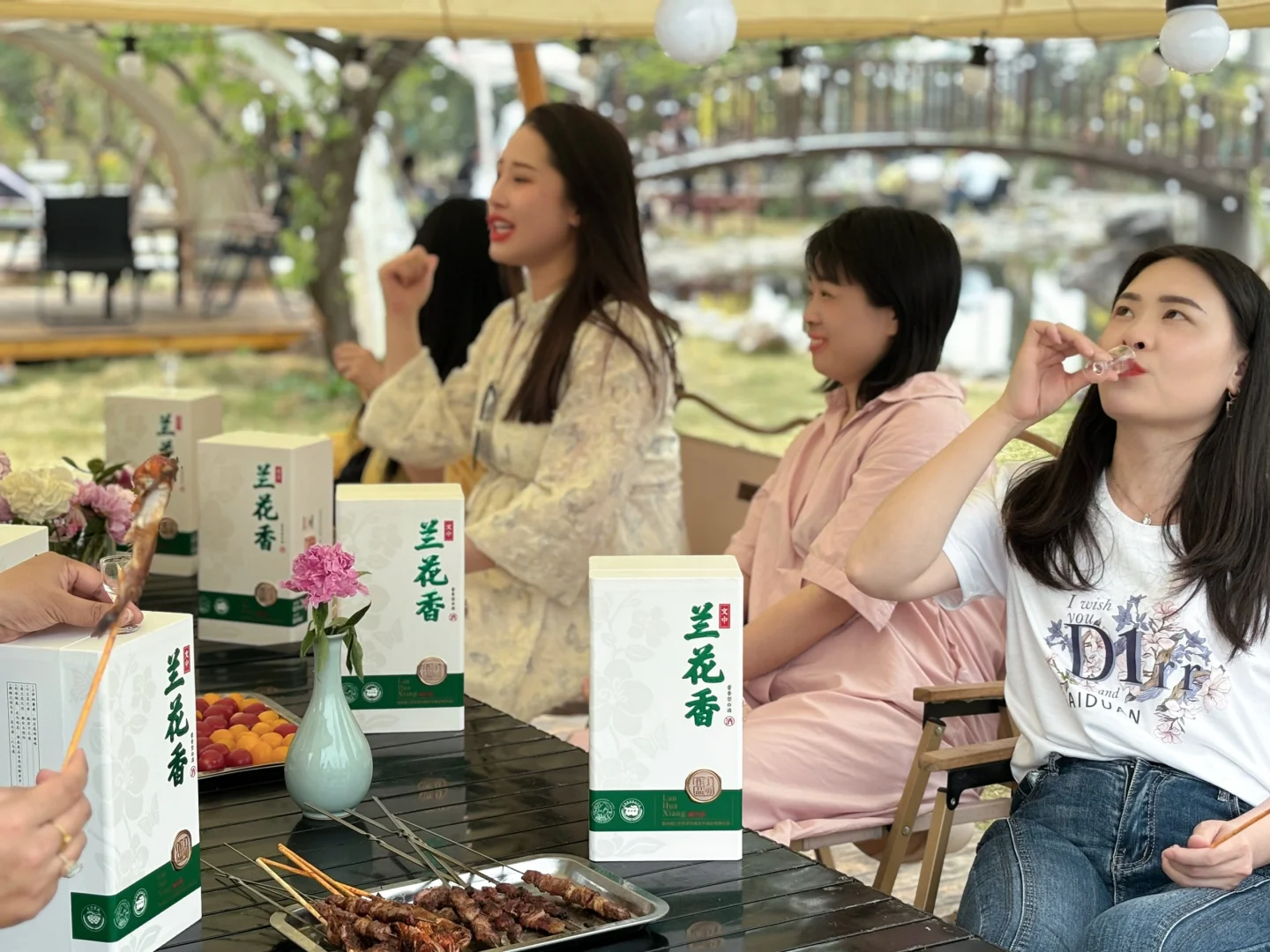 喝兰花香酒 交天下朋友