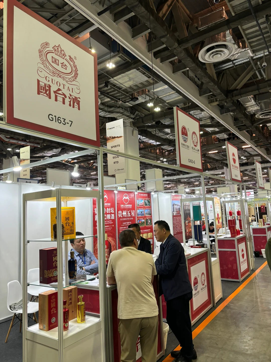 是谁逛半天展喝吐了两次