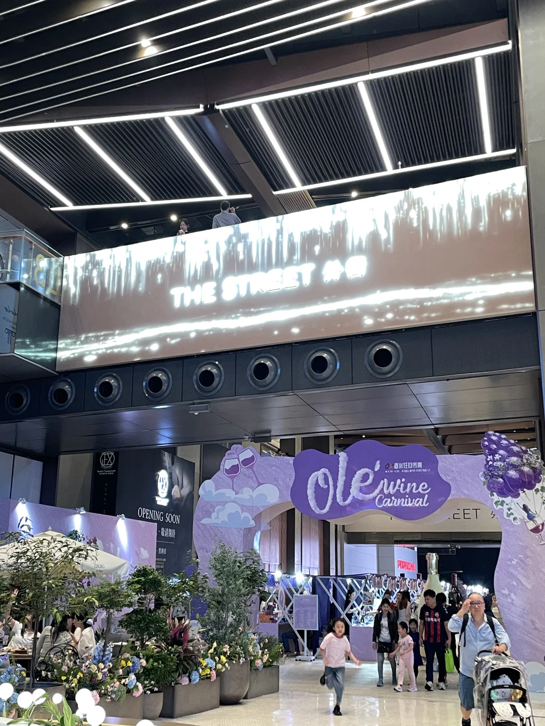 今天发现了个酒展，一路喝下去有点微醺