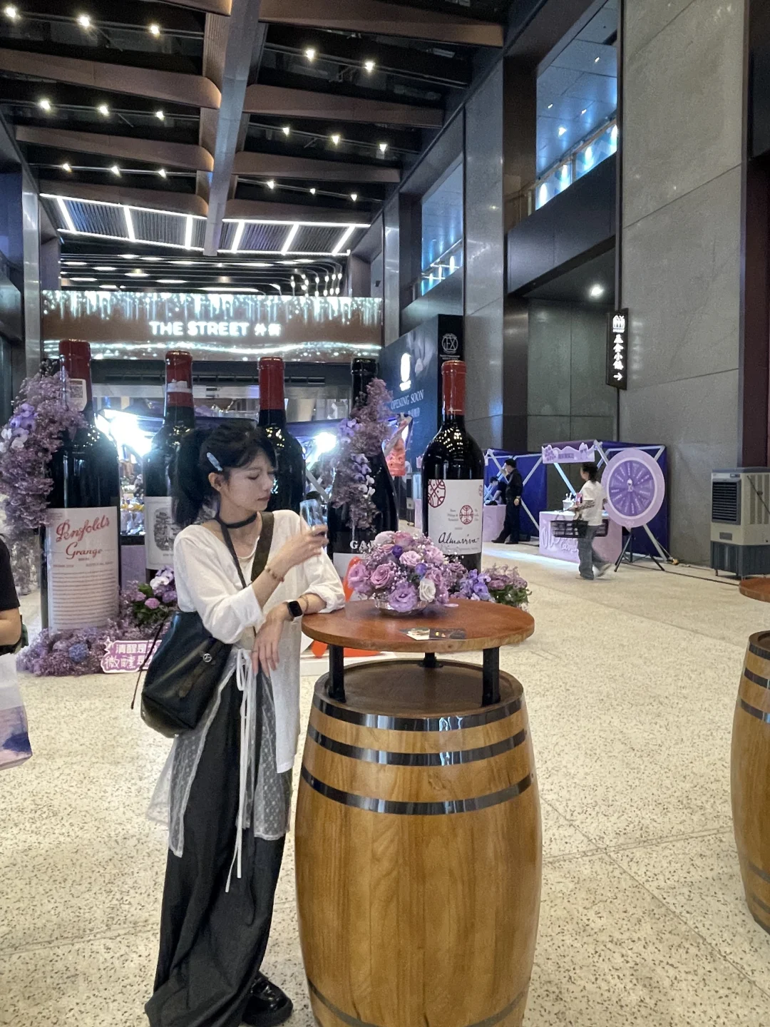 今天发现了个酒展，一路喝下去有点微醺