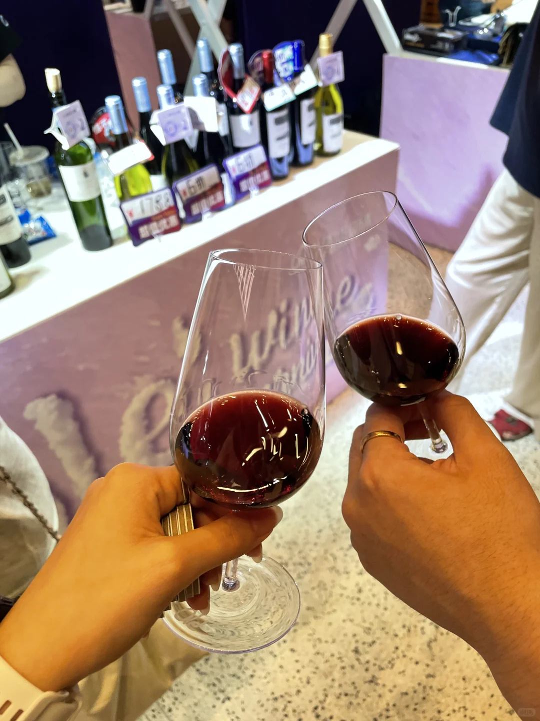 今天发现了个酒展，一路喝下去有点微醺