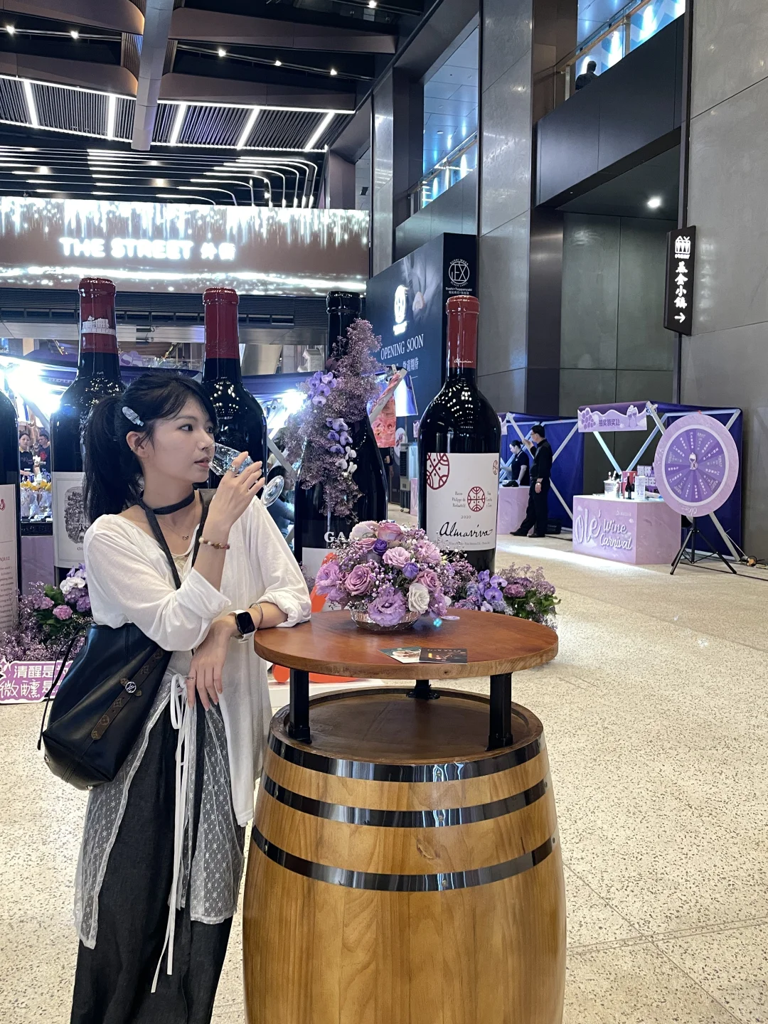 今天发现了个酒展，一路喝下去有点微醺