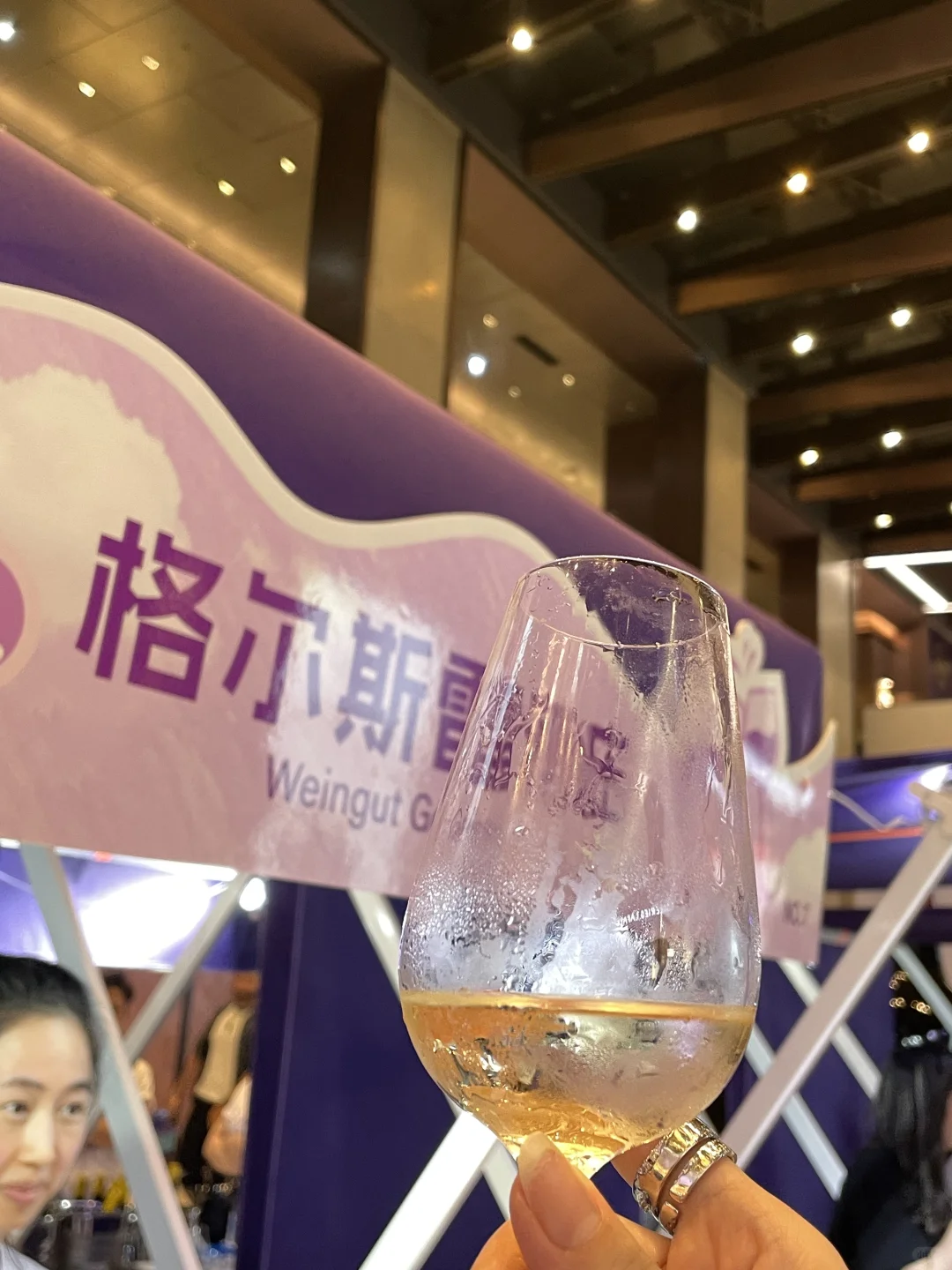 今天发现了个酒展，一路喝下去有点微醺