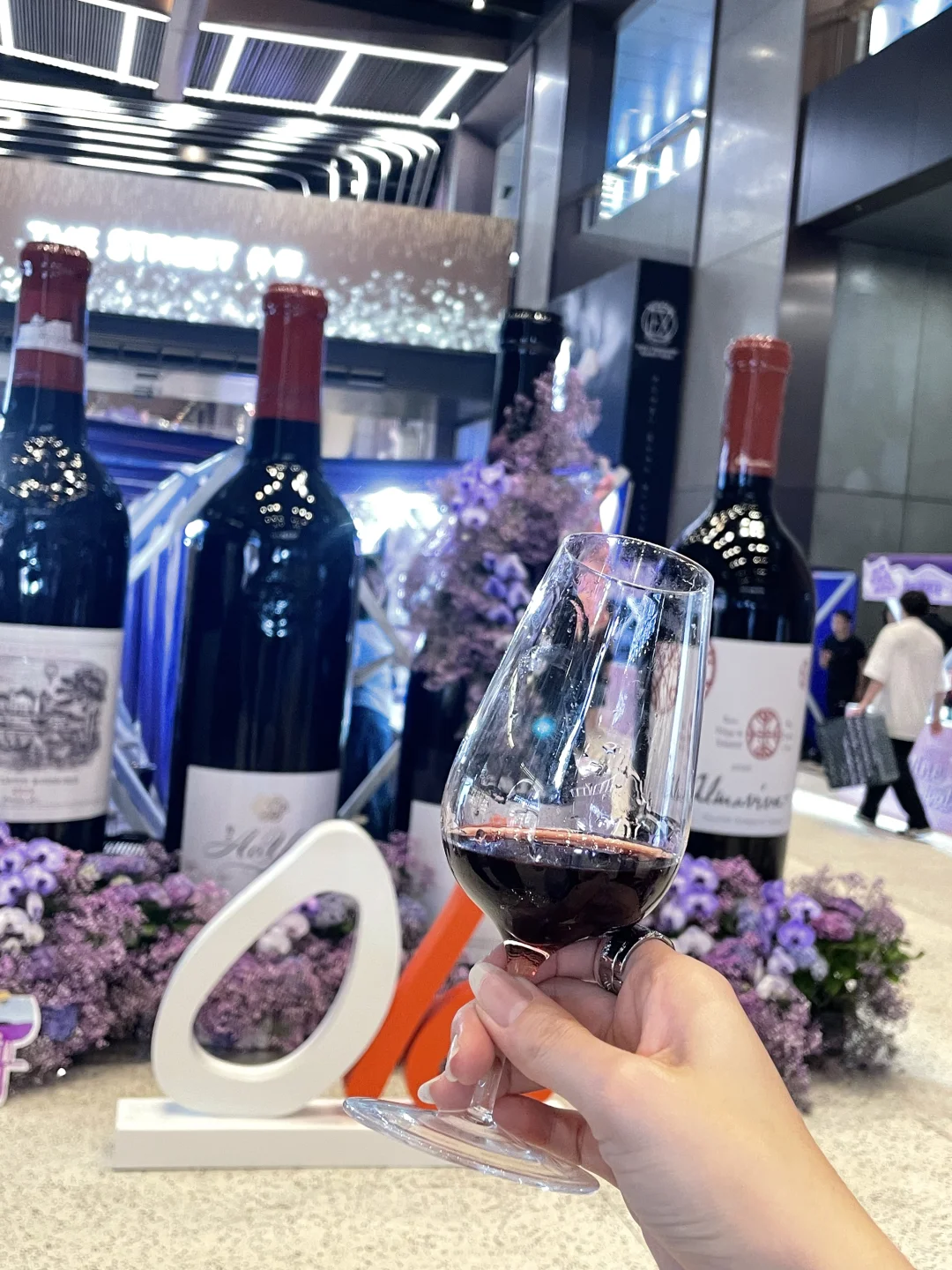 今天发现了个酒展，一路喝下去有点微醺