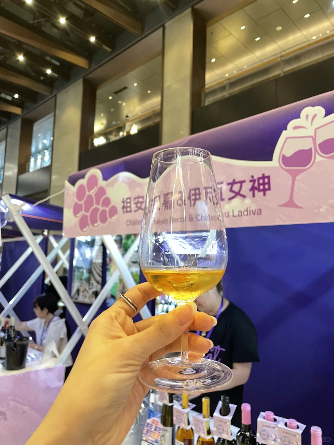 今天发现了个酒展，一路喝下去有点微醺