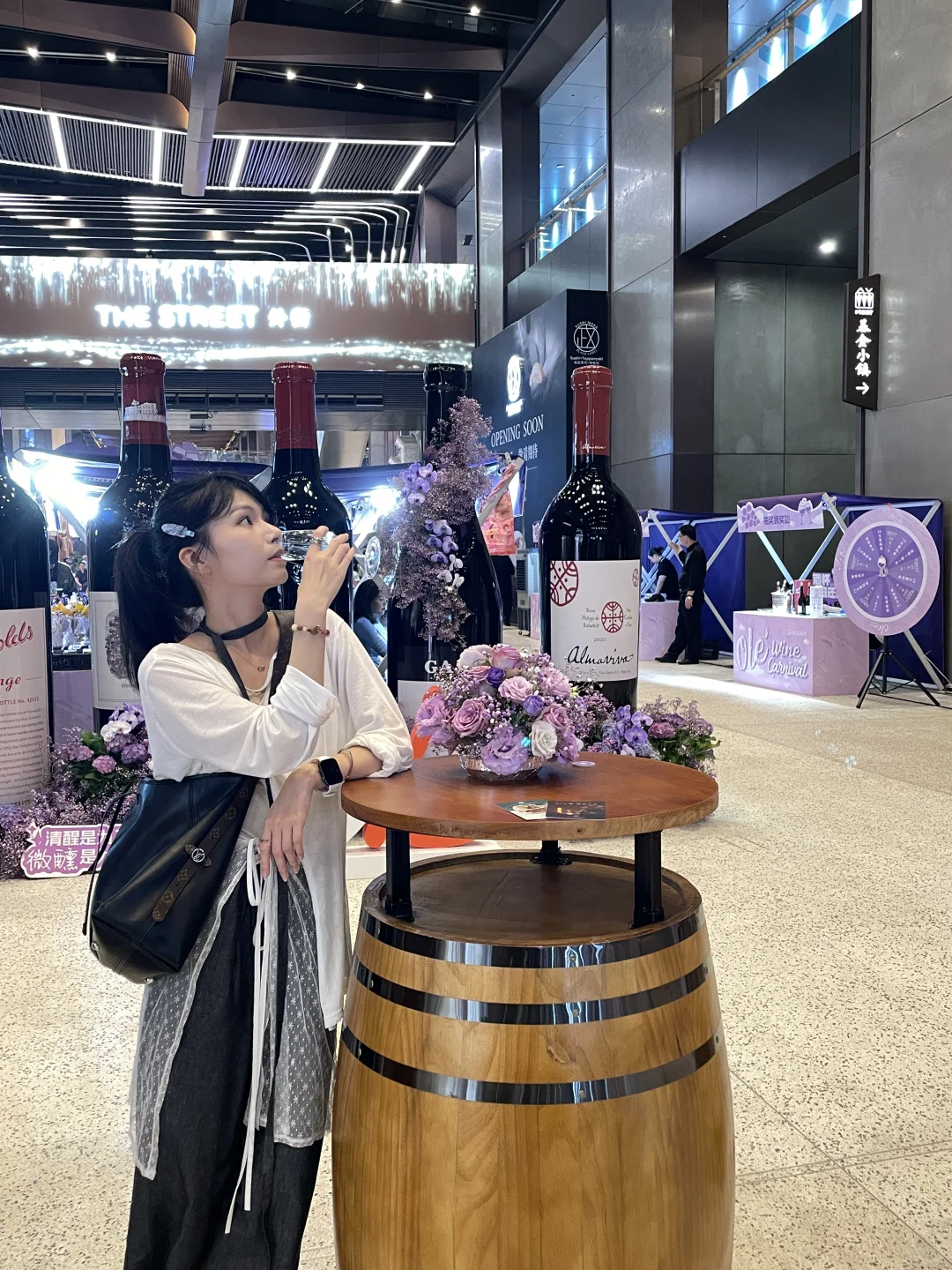 今天发现了个酒展，一路喝下去有点微醺