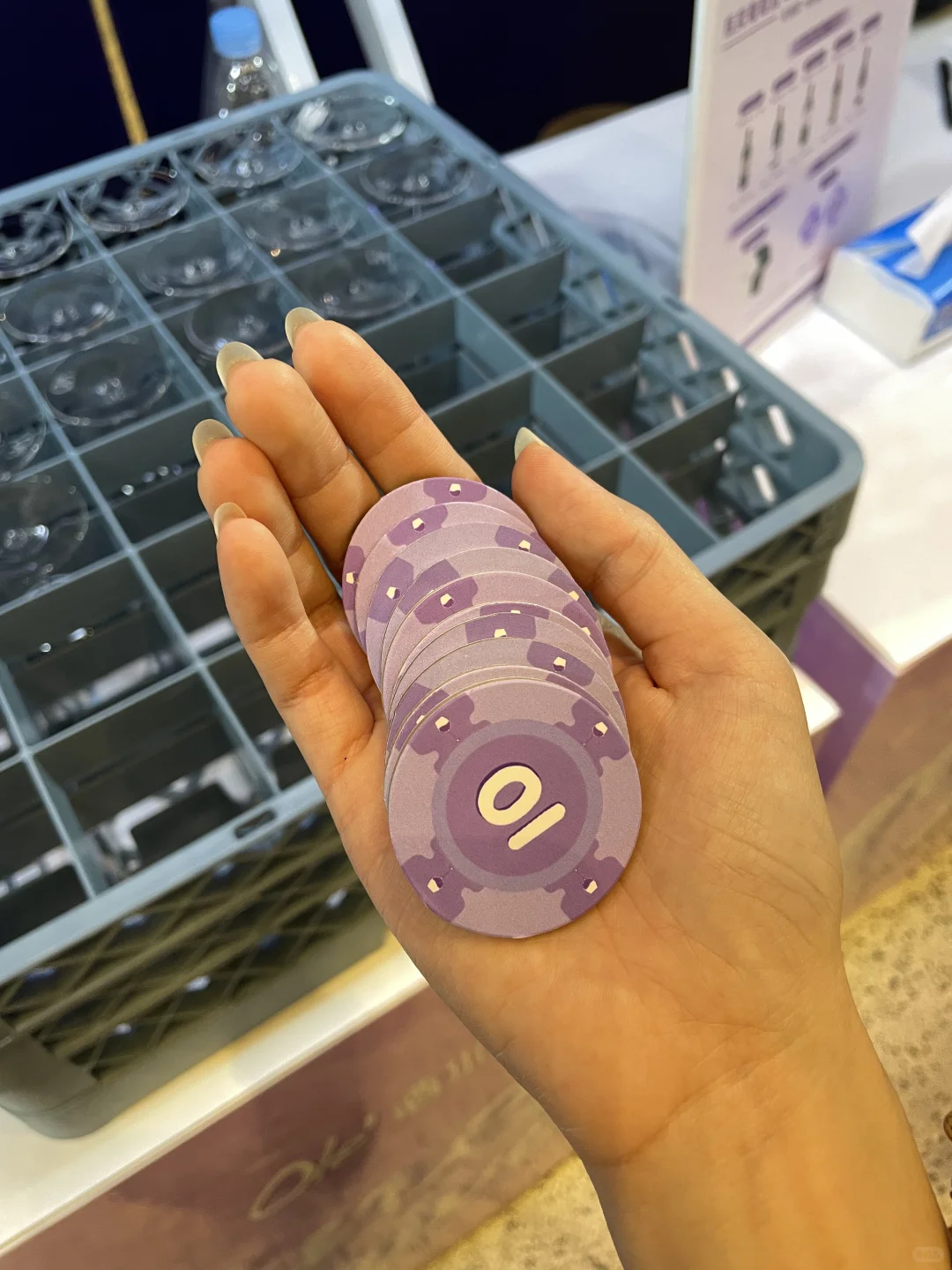 今天发现了个酒展，一路喝下去有点微醺
