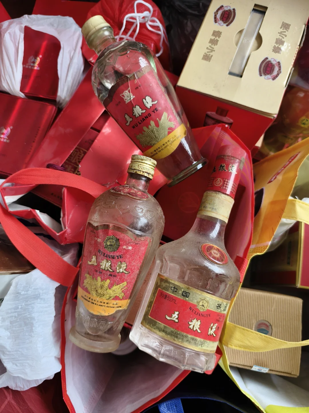 搬家从老妈的床底下搬出这么多老酒