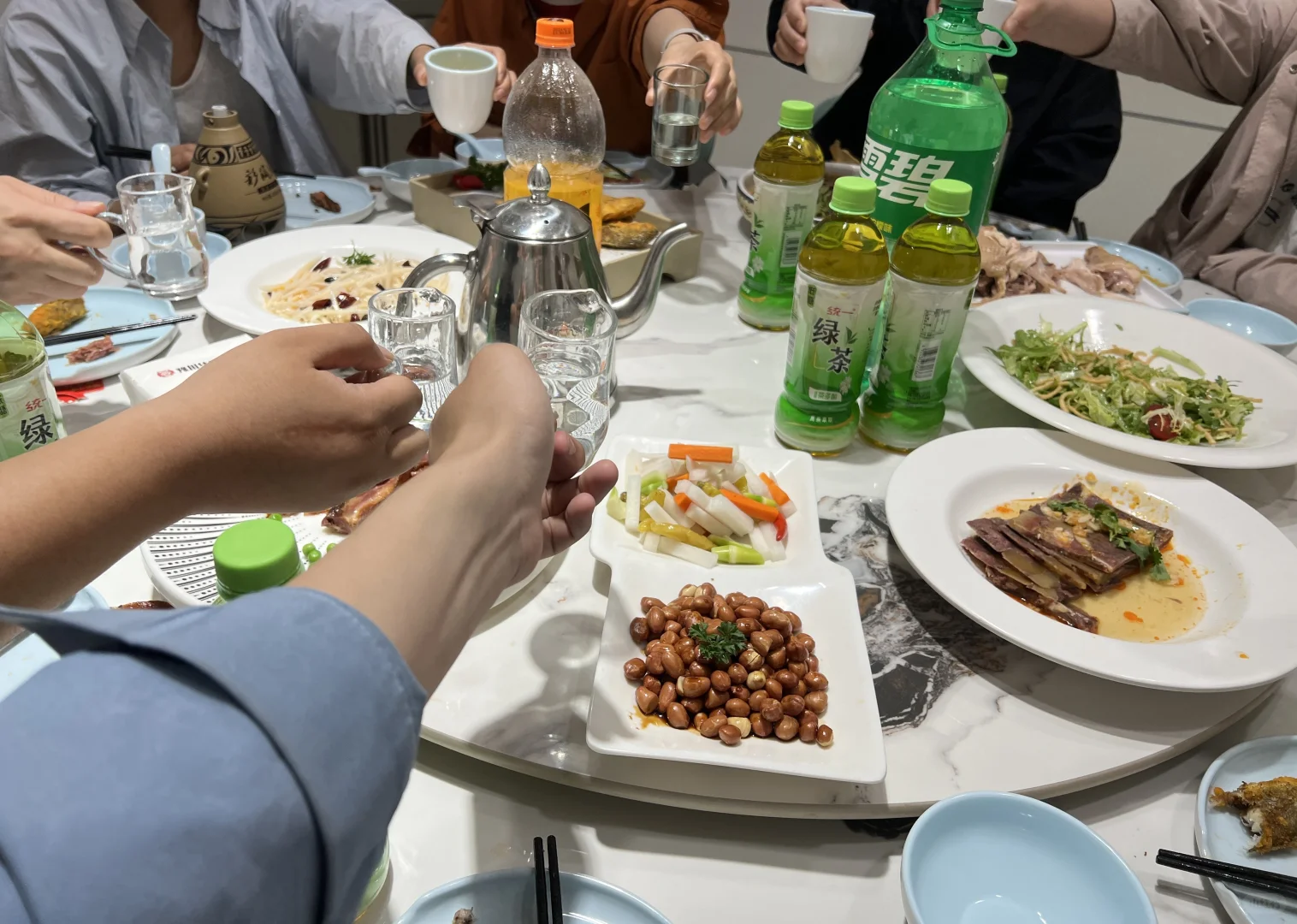 ?【团建】白酒配豪横聚餐 谁说职场不能嗨?