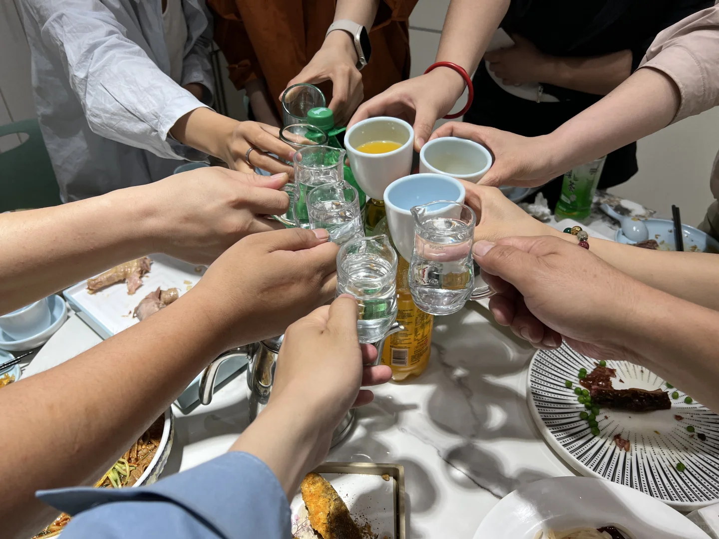 ?【团建】白酒配豪横聚餐 谁说职场不能嗨?