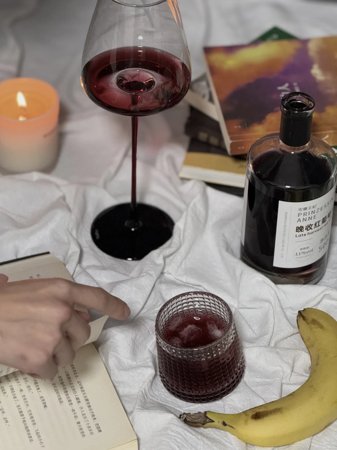 摇晃的红酒杯藏着白天的故事和夜晚的温柔…
