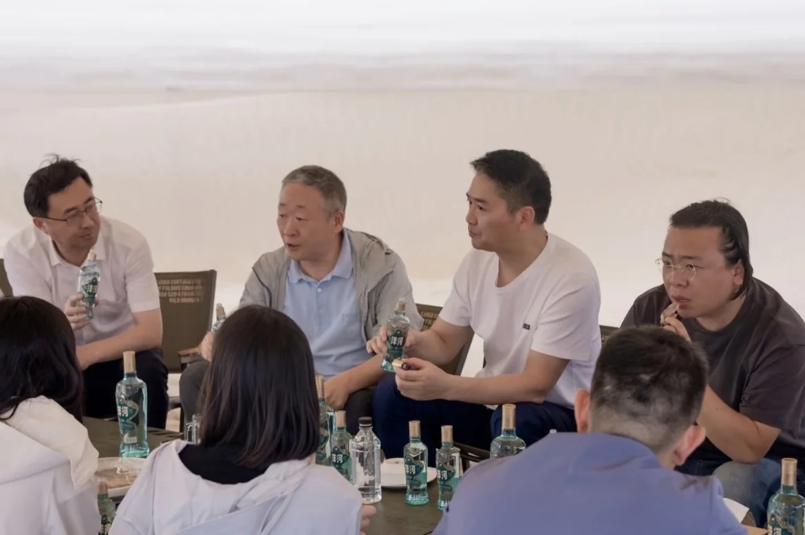 刘强东在沙漠里对瓶狂炫白酒