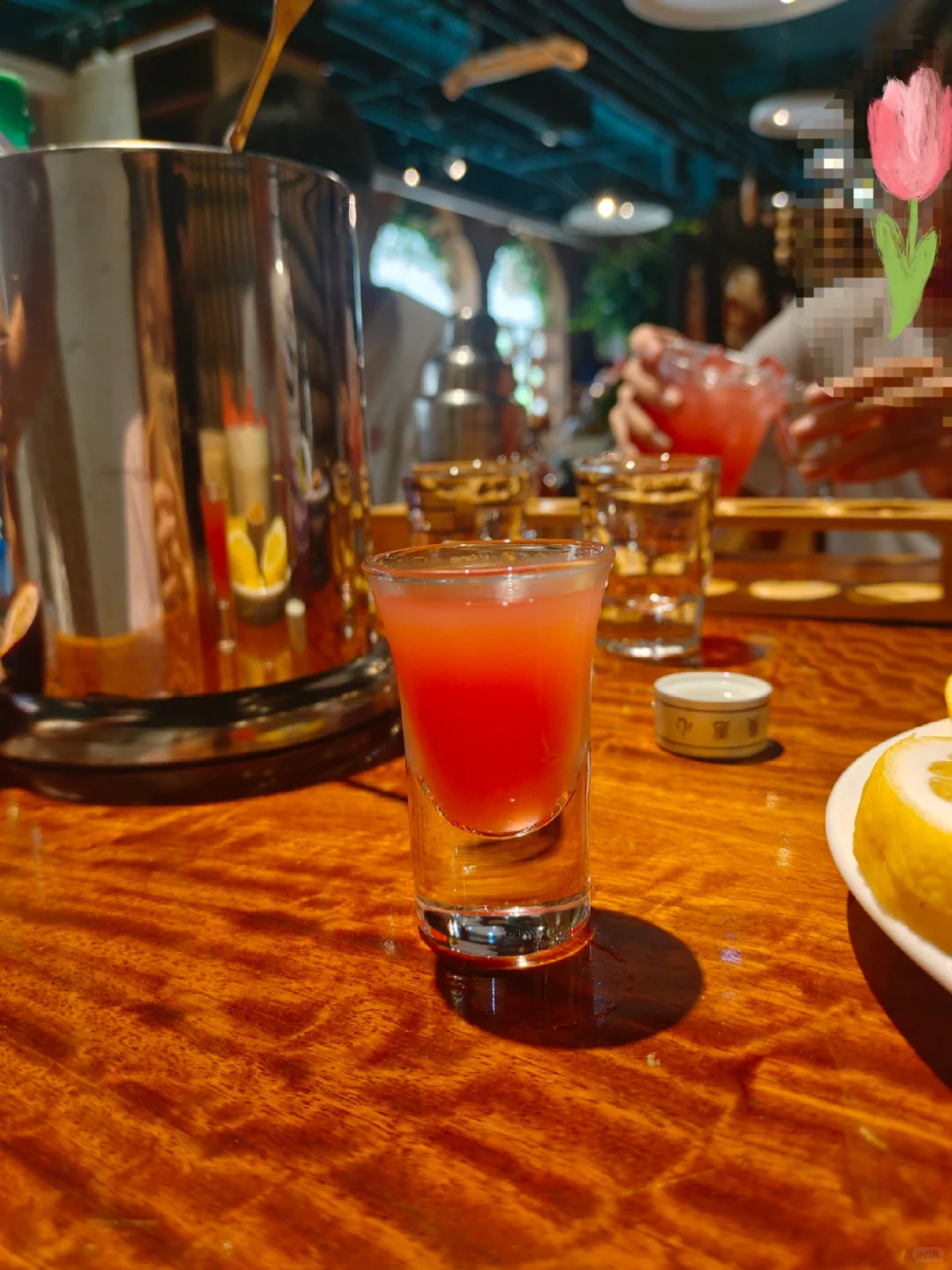 来！我们喝杯小酒！?