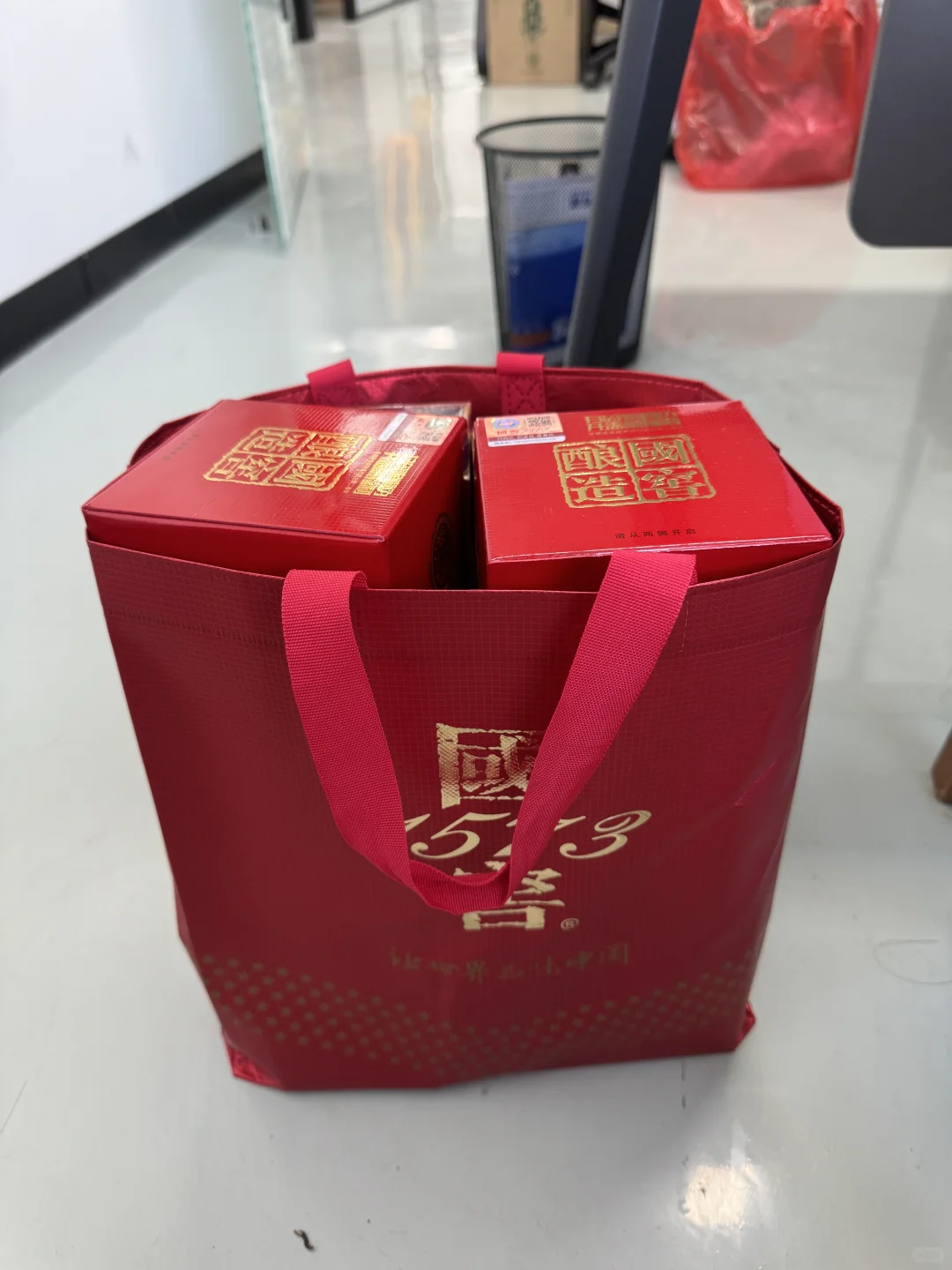 今天的咨询费是两瓶白酒