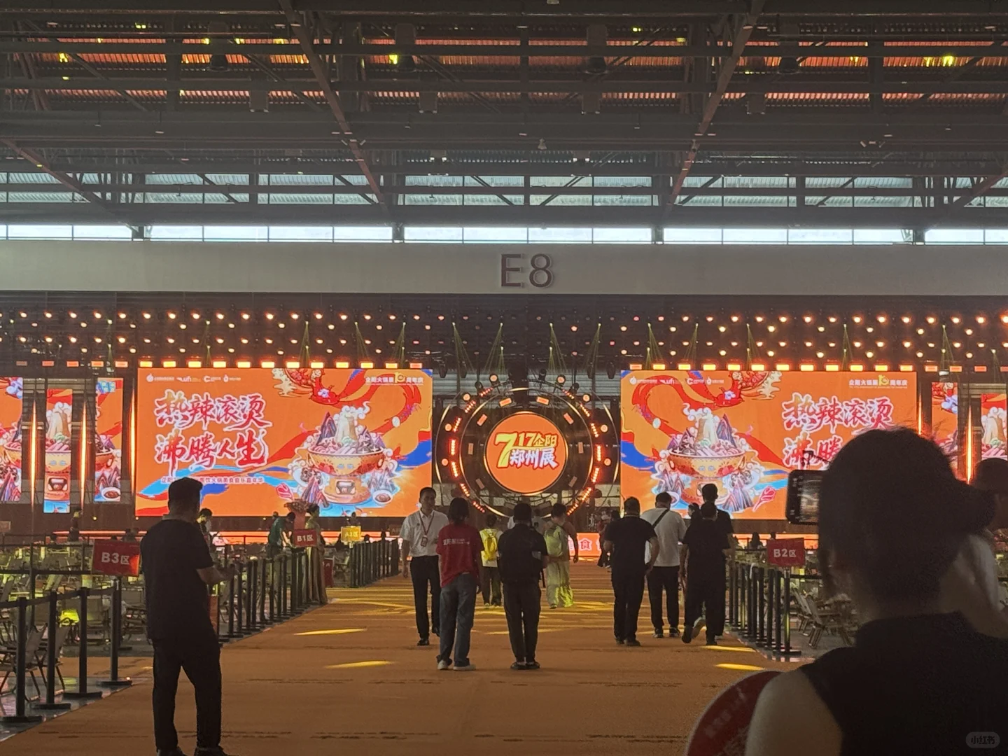 上班带薪跟着老板逛展会免费试吃