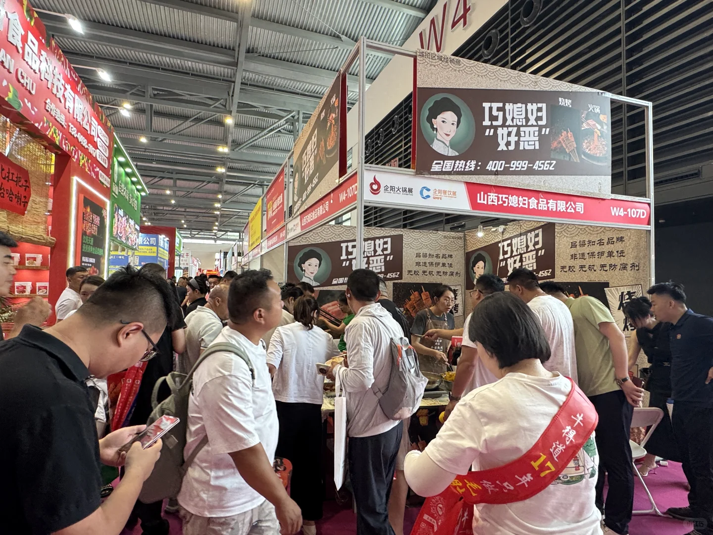 上班带薪跟着老板逛展会免费试吃