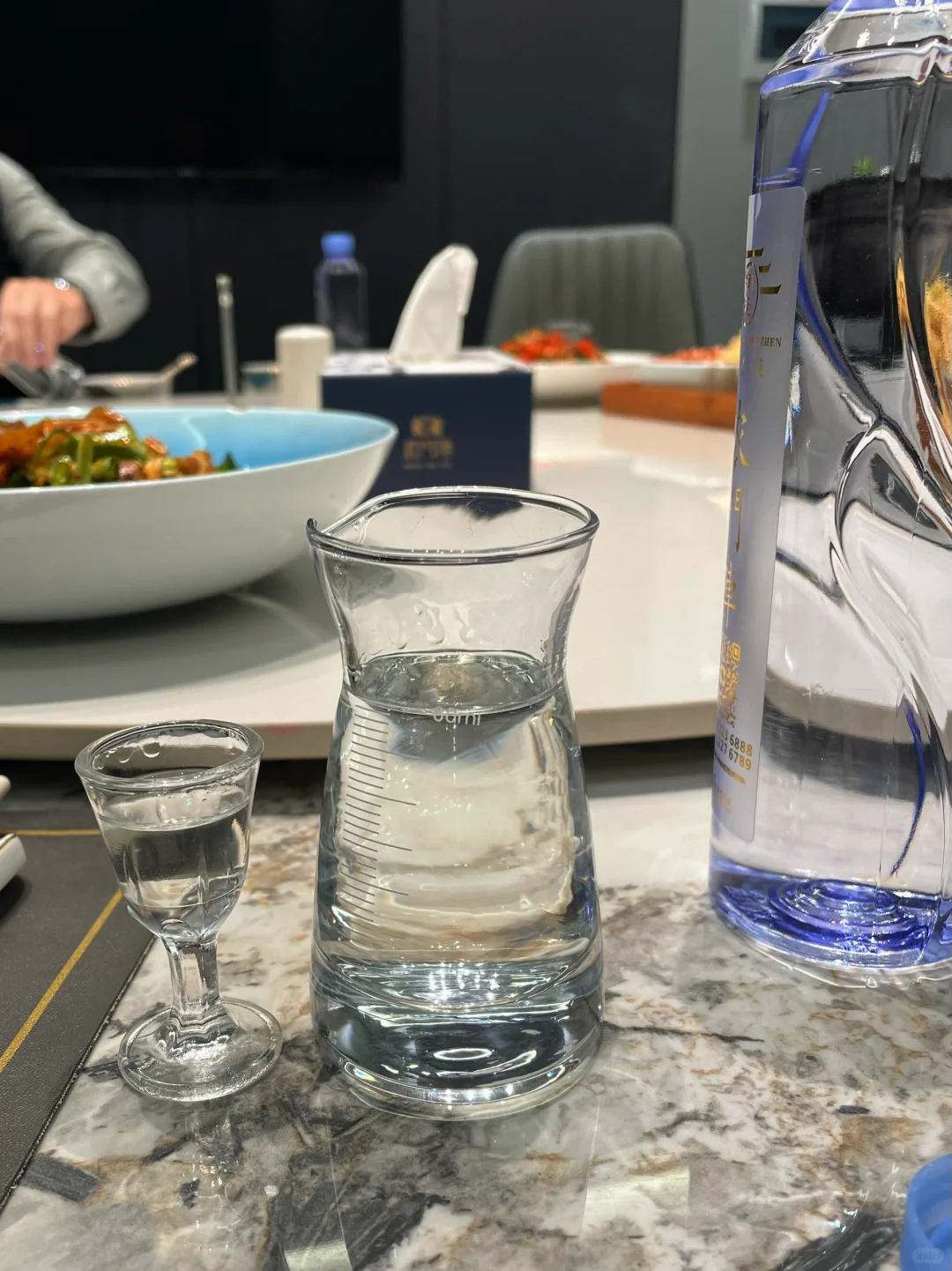 领导们喝茅台为什么要配瓶矿泉水？