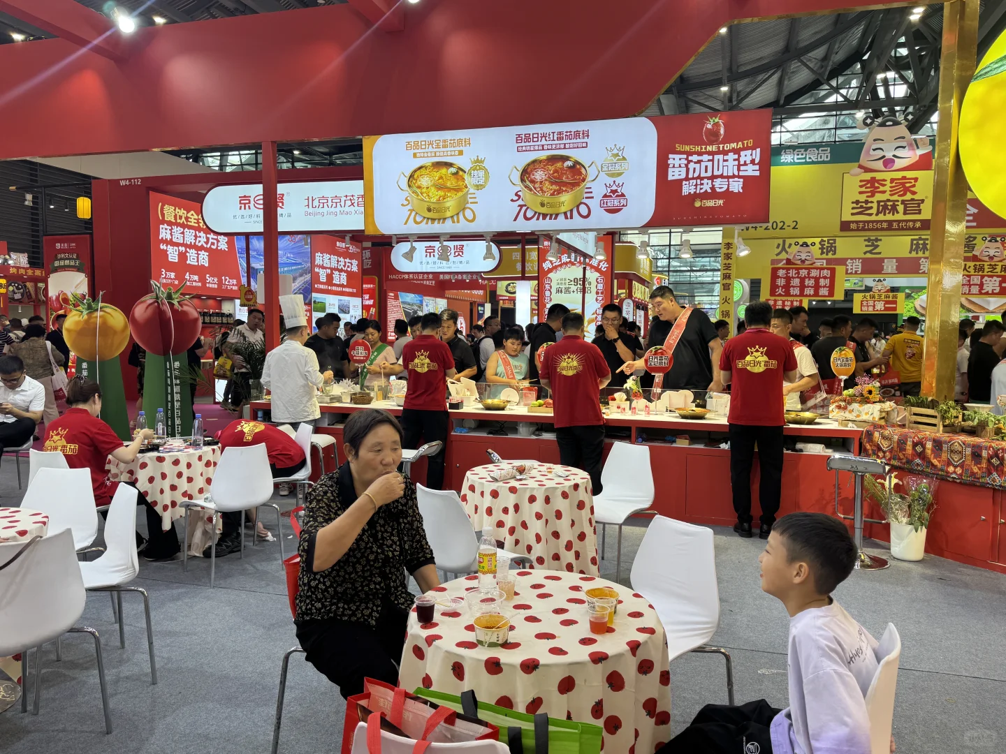 上班带薪跟着老板逛展会免费试吃