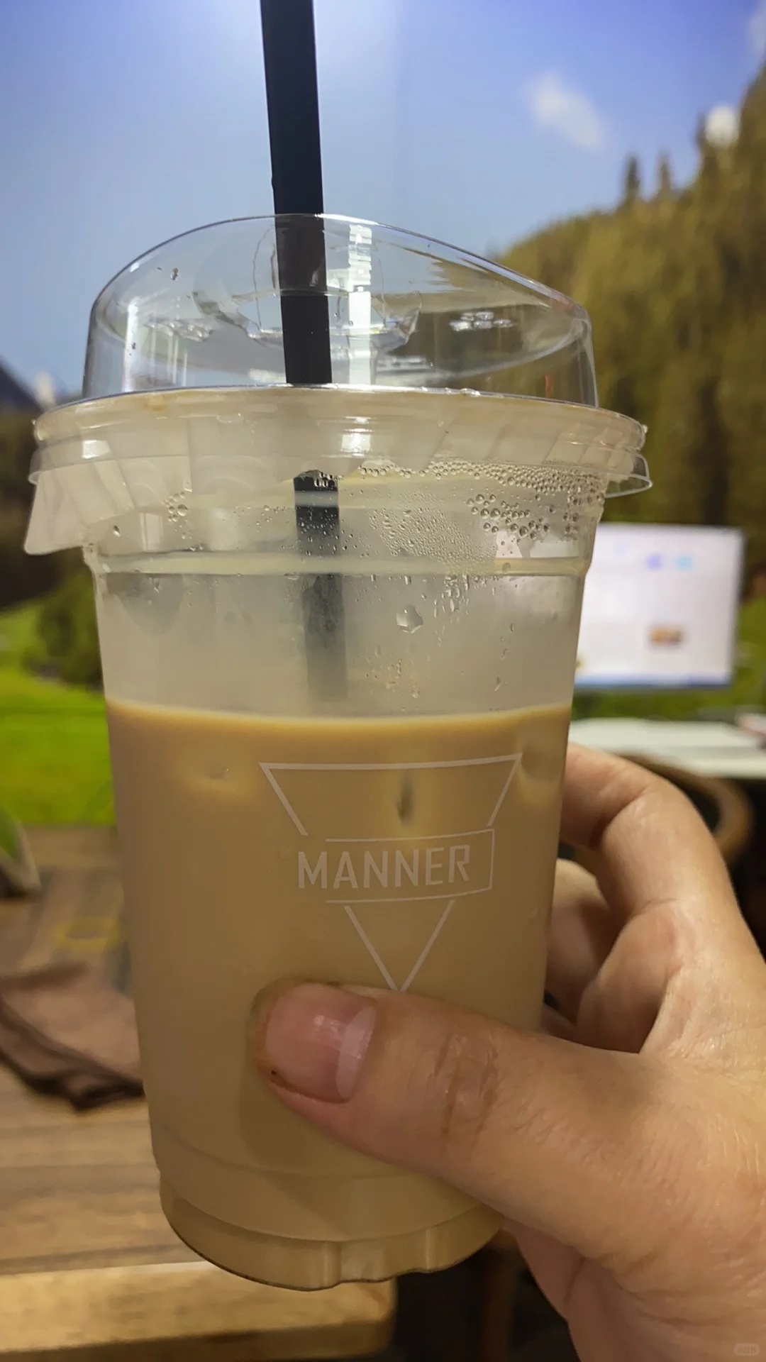 闲暇之余来杯“酱香白酒加拿铁”，微醺治愈?