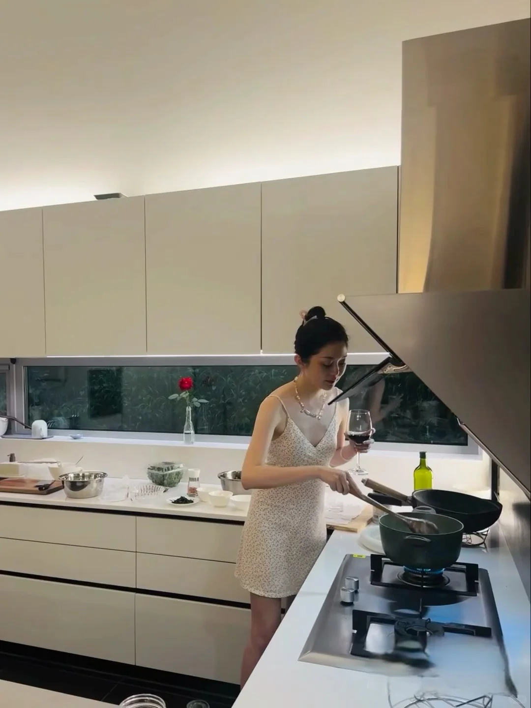 ?为啥做饭还要端红酒杯？？？