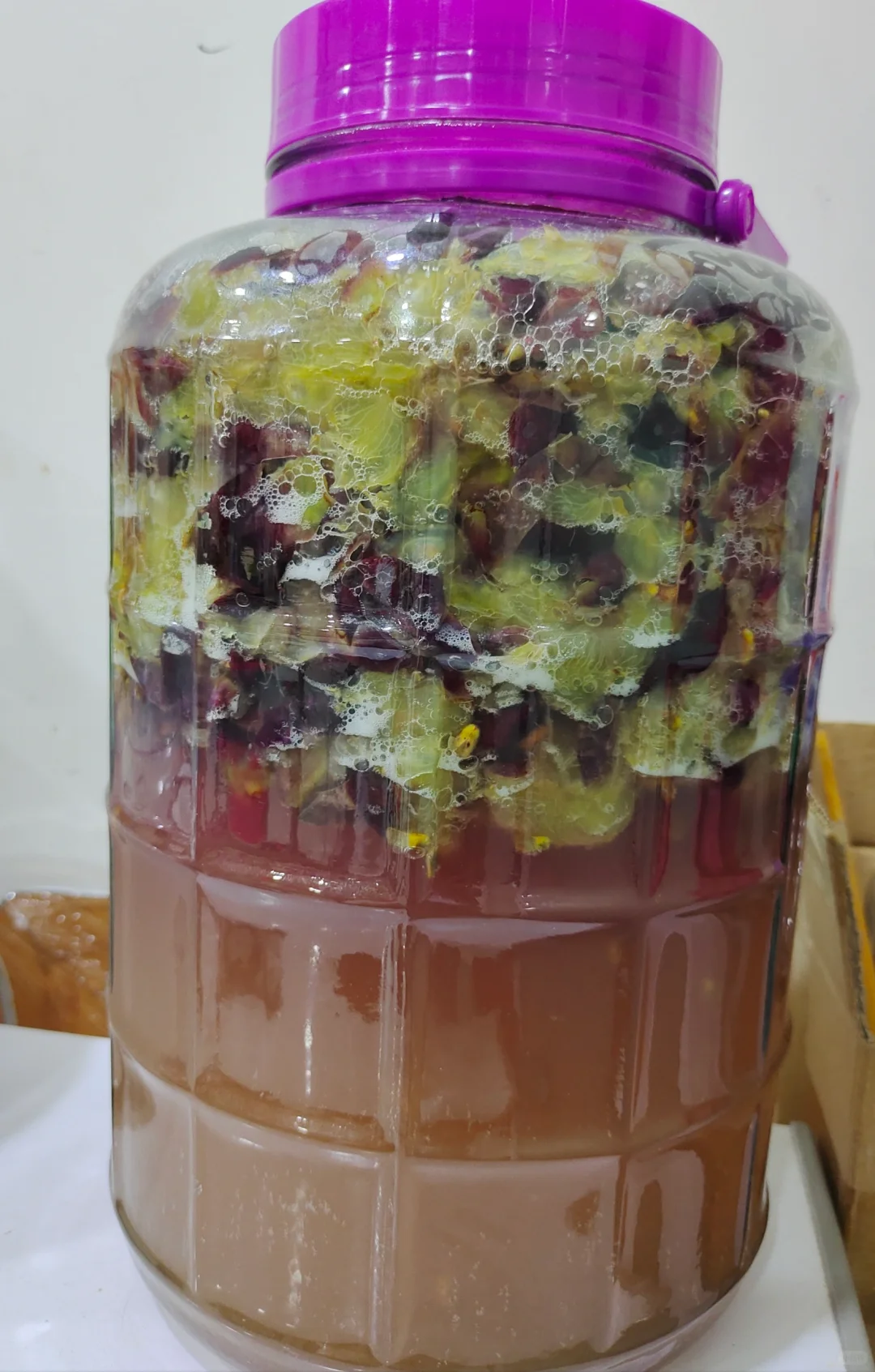 自酿葡萄酒过滤出来了