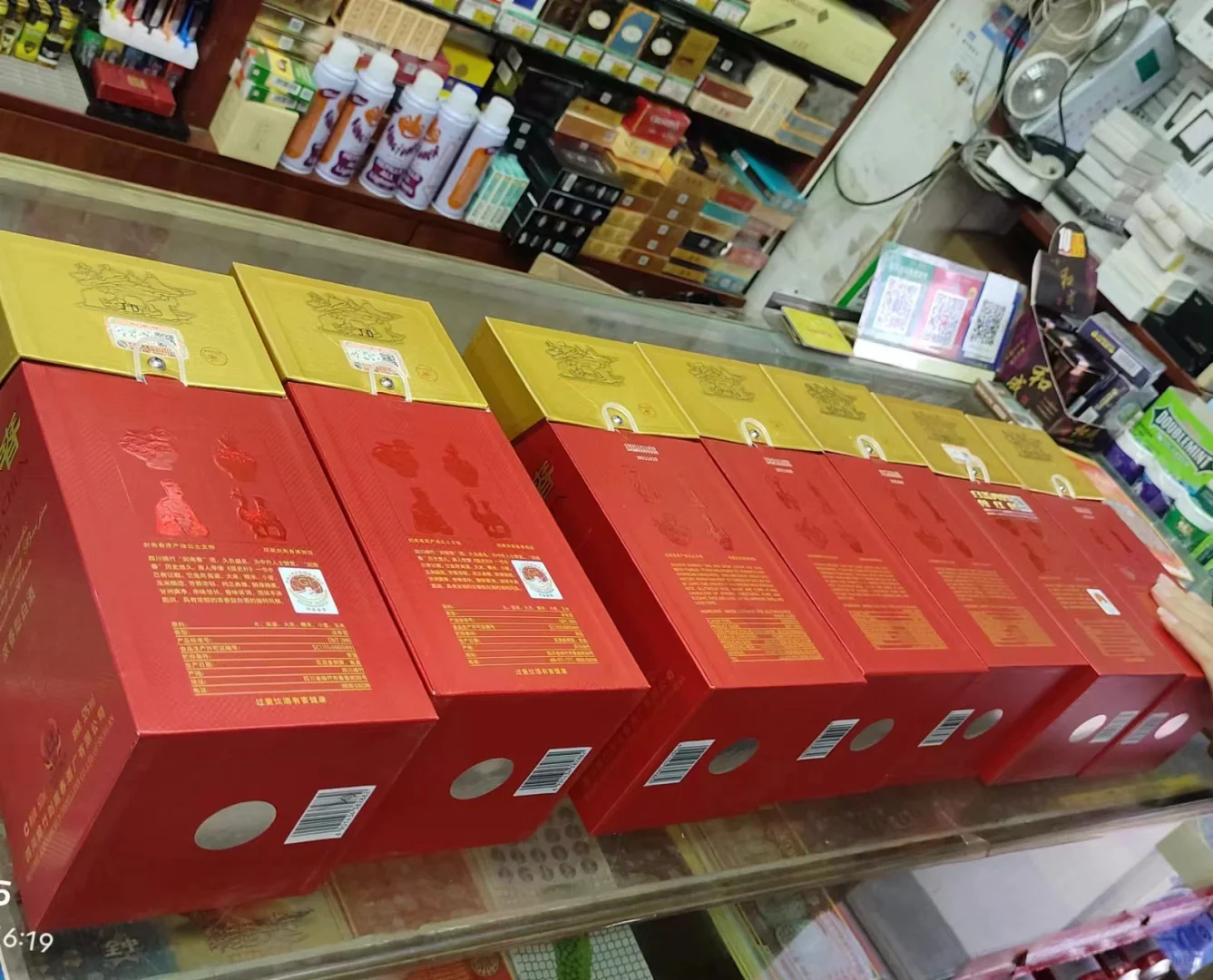 8瓶酒，没一瓶真的。