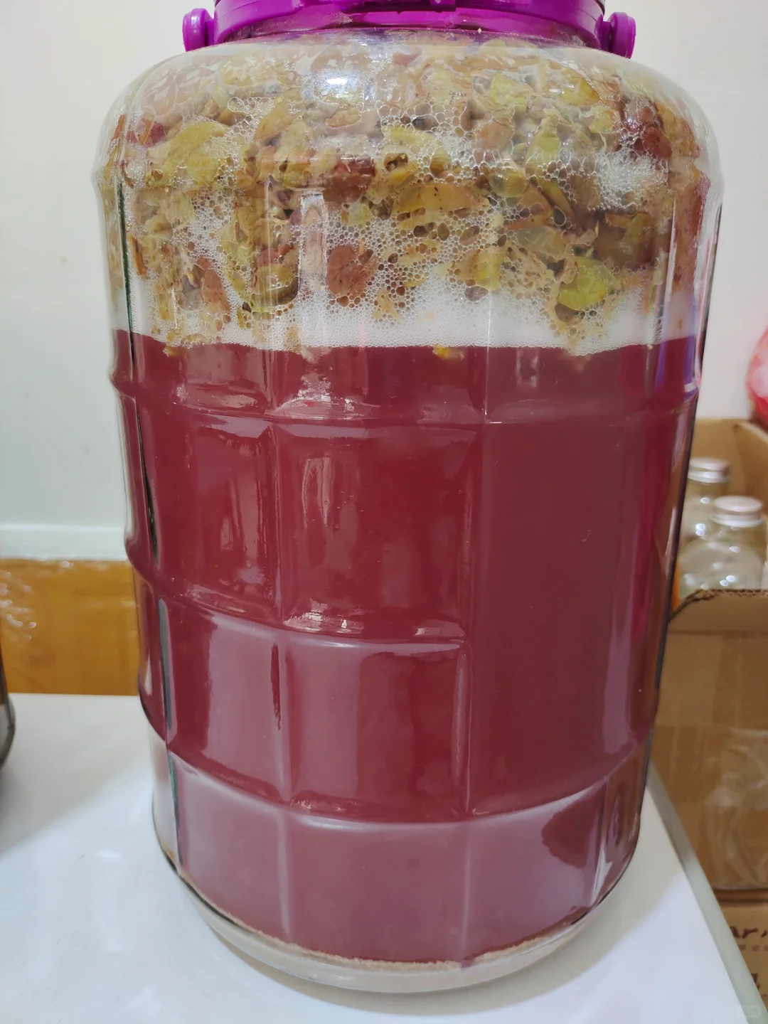 自酿葡萄酒过滤出来了